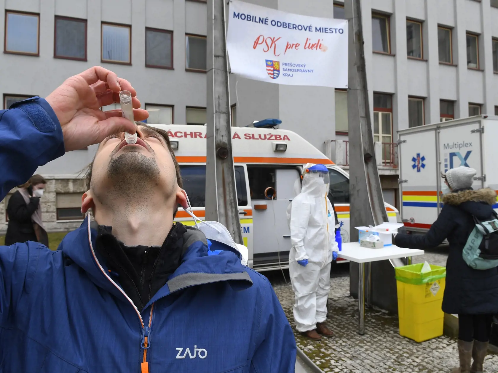Na snímke mobilné odberové miesto pre LAMP testovanie na prítomnosť nového koronavírusu pred Úradom Prešovského samosprávneho kraja (PSK) v Prešove 14. februára 2022. Ide o testovanie kloktaním, ktoré má rovnakú citlivosť ako PCR testy, avšak jeho vyhodnocovanie trvá kratšie. Testovanie pred Úradom PSK potrvá predbežne do 18. februára 2022 ďalšia prevádzka tohto odberového miesta bude závisieť od záujmu ľudí. FOTO TASR - Milan Kapusta