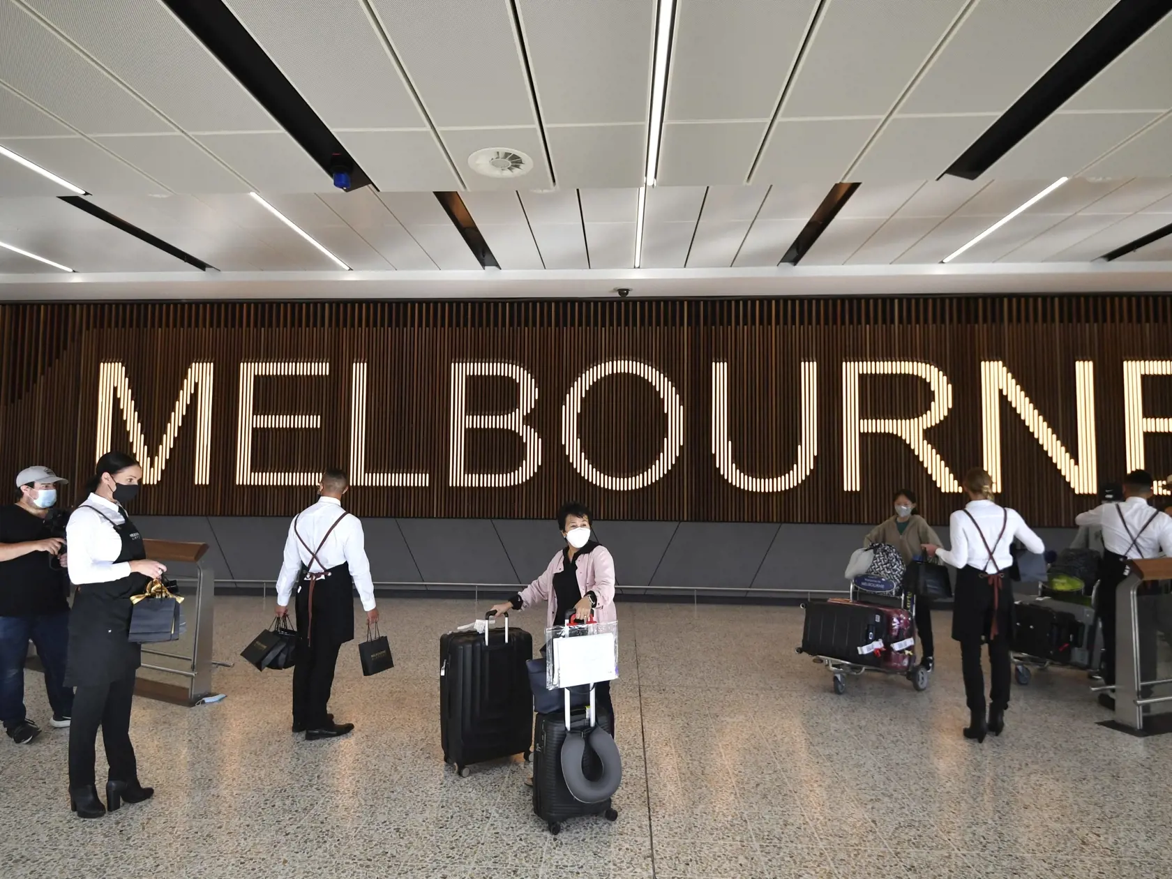 WA 11 Melbourne - Cestujúci prichádzajú na letisko v Melbourne v pondelok 21. februára 2022.  Austrália v pondelok po takmer dvoch rokoch opätovne otvorila svoje hranice pre zaočkovaných zahraničných cestujúcich. Do krajiny môžu od tohto dňa cestovať turisti s dvoma dávkami vakcíny proti covidu a všetci, ktorí majú platné víza, informovala agentúra DPA. Austrália, ktorá má približne 25 miliónov obyvateľov, zaznamenala od začiatku pandémie približne tri milióny prípadov nákazy koronavírusom a via