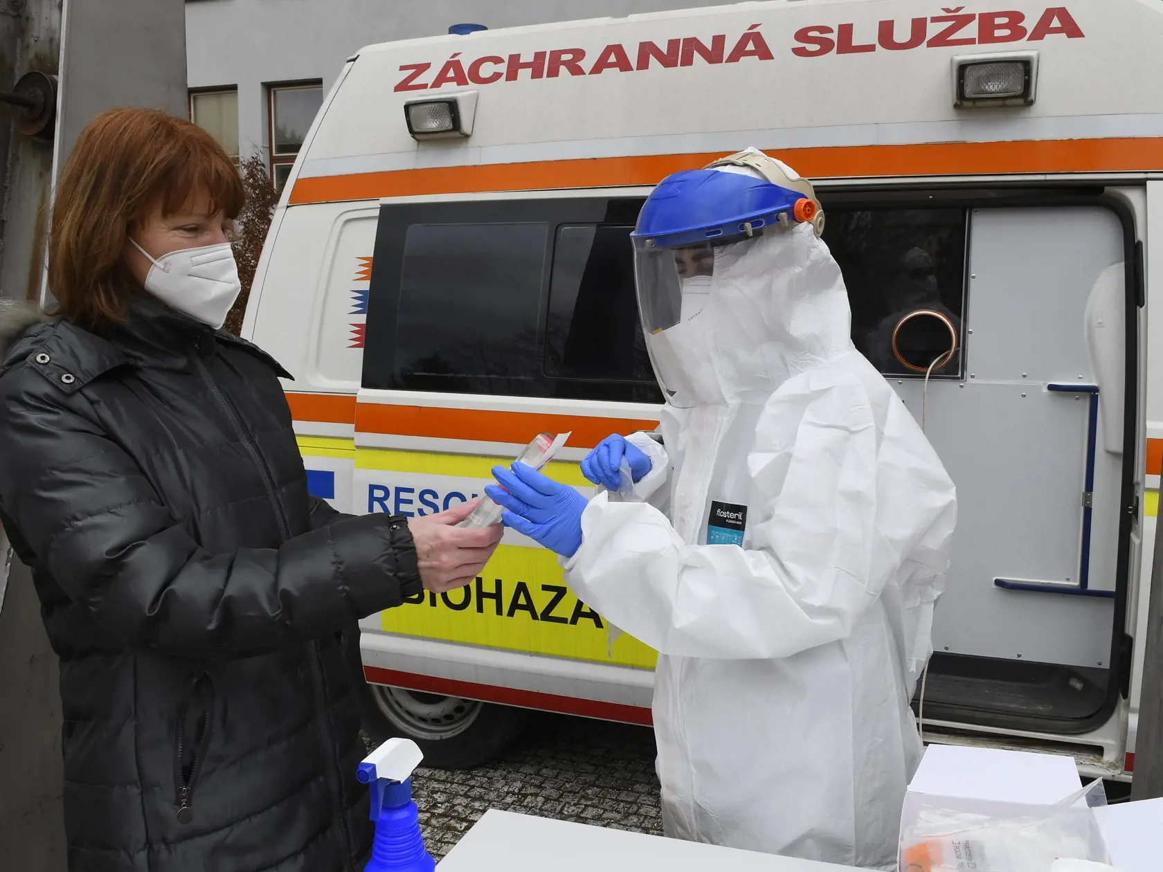 Na snímke mobilné odberové miesto pre LAMP testovanie na prítomnosť nového koronavírusu pred Úradom Prešovského samosprávneho kraja (PSK) v Prešove 14. februára 2022. Ide o testovanie kloktaním, ktoré má rovnakú citlivosť ako PCR testy, avšak jeho vyhodnocovanie trvá kratšie. Testovanie pred Úradom PSK potrvá predbežne do 18. februára 2022 ďalšia prevádzka tohto odberového miesta bude závisieť od záujmu ľudí. FOTO TASR - Milan Kapusta
