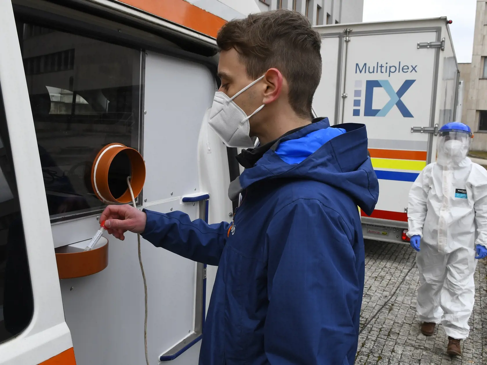 Na snímke mobilné odberové miesto pre LAMP testovanie na prítomnosť nového koronavírusu pred Úradom Prešovského samosprávneho kraja (PSK) v Prešove 14. februára 2022. Ide o testovanie kloktaním, ktoré má rovnakú citlivosť ako PCR testy, avšak jeho vyhodnocovanie trvá kratšie. Testovanie pred Úradom PSK potrvá predbežne do 18. februára 2022 ďalšia prevádzka tohto odberového miesta bude závisieť od záujmu ľudí. FOTO TASR - Milan Kapusta