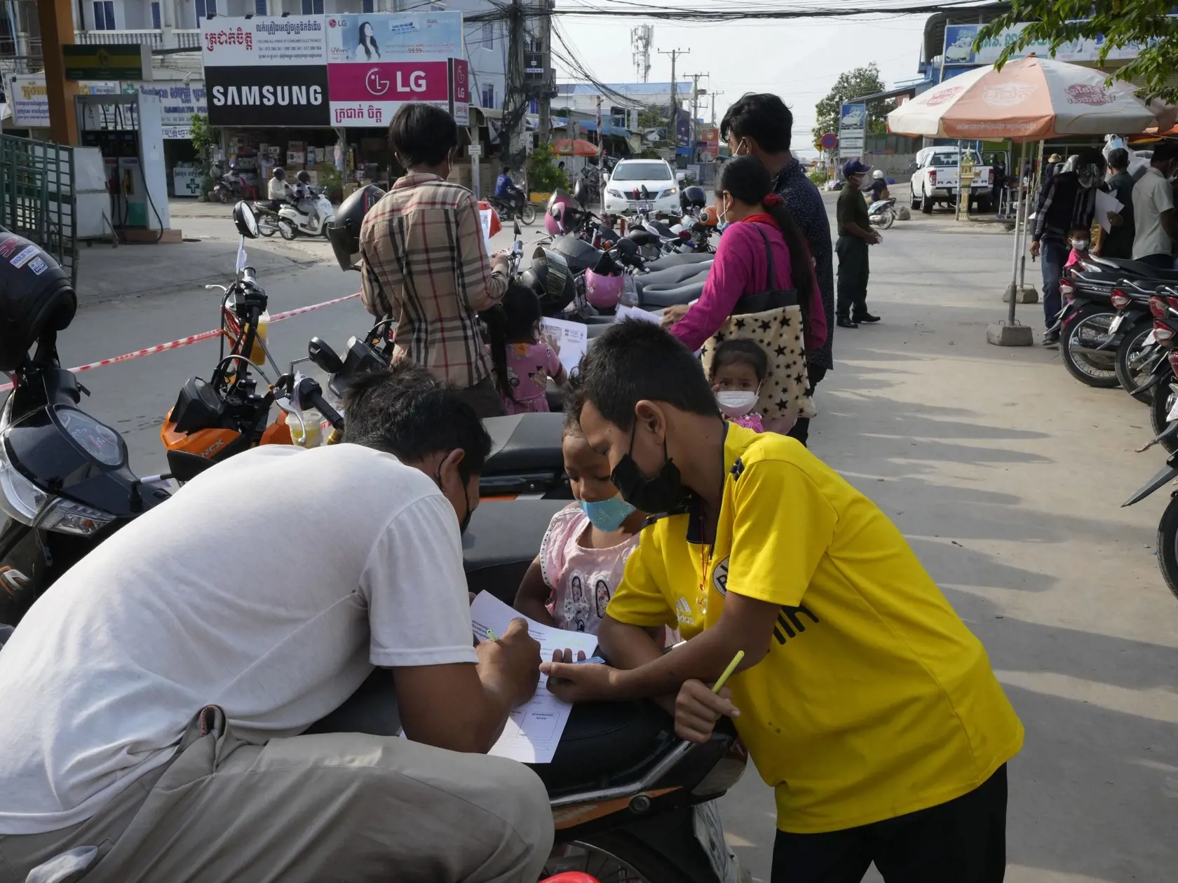 JB 10 Phnom Penh - Rodina kambodžského dievčatka vypĺňa papiere pred jej očkovaním proti ochoreniu COVID-19 prvou dávkou čínskej vakcíny Sinovac vo vakcinačnom centre zdravotného strediska na predmestí kambodžského Phnom Penhu 23. februára 2022. Kambodža začala očkovať 3 až 4-ročné deti čínskymi vakcínami pre narastajúci počet infekcií. FOTO TASR/AP

A family fill a form before receiving a first dose of the Sinovac's COVID-19 vaccine at a health center outside Phnom Penh, Cambodia on Wednesday, 