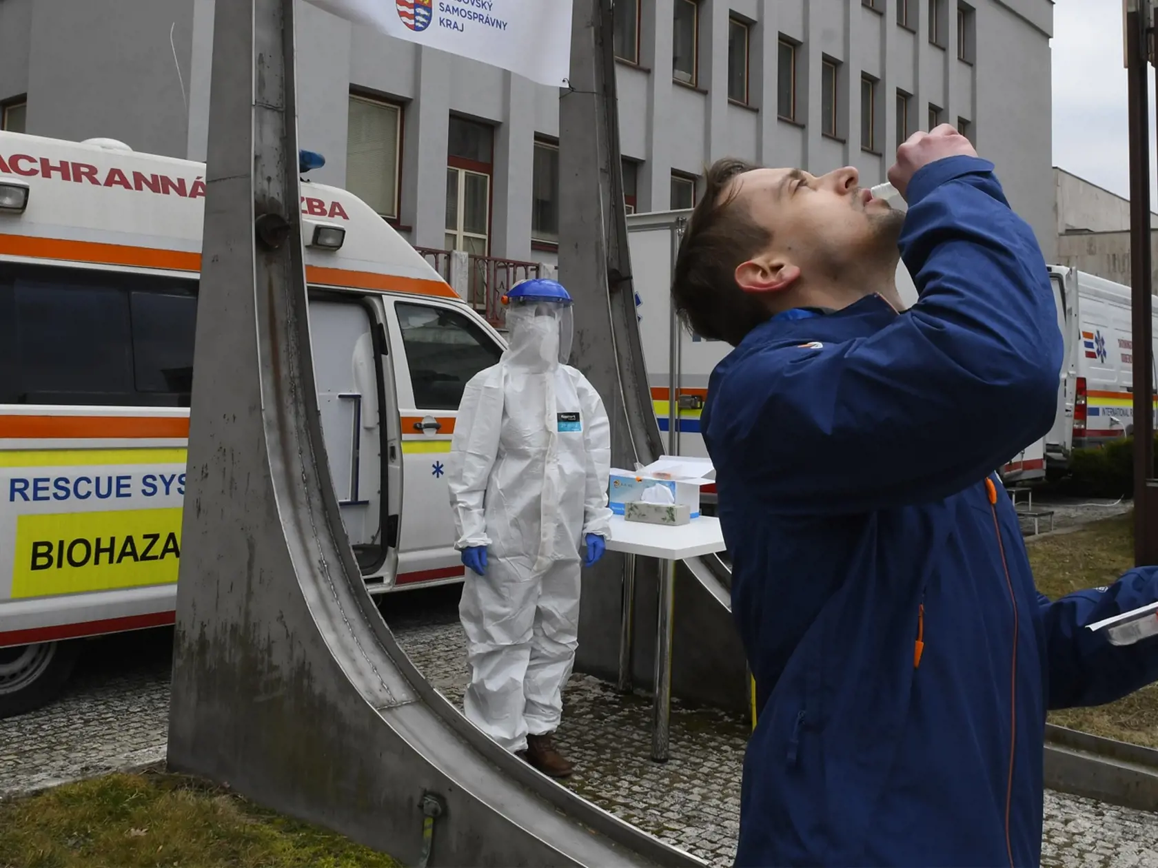 Na snímke mobilné odberové miesto pre LAMP testovanie na prítomnosť nového koronavírusu pred Úradom Prešovského samosprávneho kraja (PSK) v Prešove 14. februára 2022. Ide o testovanie kloktaním, ktoré má rovnakú citlivosť ako PCR testy, avšak jeho vyhodnocovanie trvá kratšie. Testovanie pred Úradom PSK potrvá predbežne do 18. februára 2022 ďalšia prevádzka tohto odberového miesta bude závisieť od záujmu ľudí. FOTO TASR - Milan Kapusta
