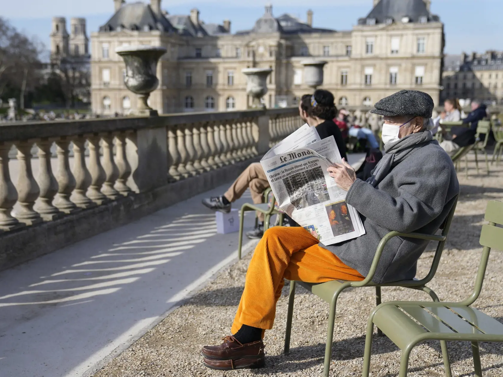 WA 26 Paríž - Muž s respirátorom na tvári číta noviny v Luxemburských záhradách v Paríži, v pozadí budova Senátu, hornej komory francúzskeho parlamentu v pondelok 14. marca 2022. Francúzi už nepotrebujú na vstup do interiérov rúška ani covid pasy. V krajine prestala v pondelok platiť väčšina zostávajúcich protiepidemických opatrení. FOTO TASR/AP

  
A man wearing face mask, reads Le Monde newspaper in the Luxembourg garden next the French Senate building seeing in background, in Paris, France, M