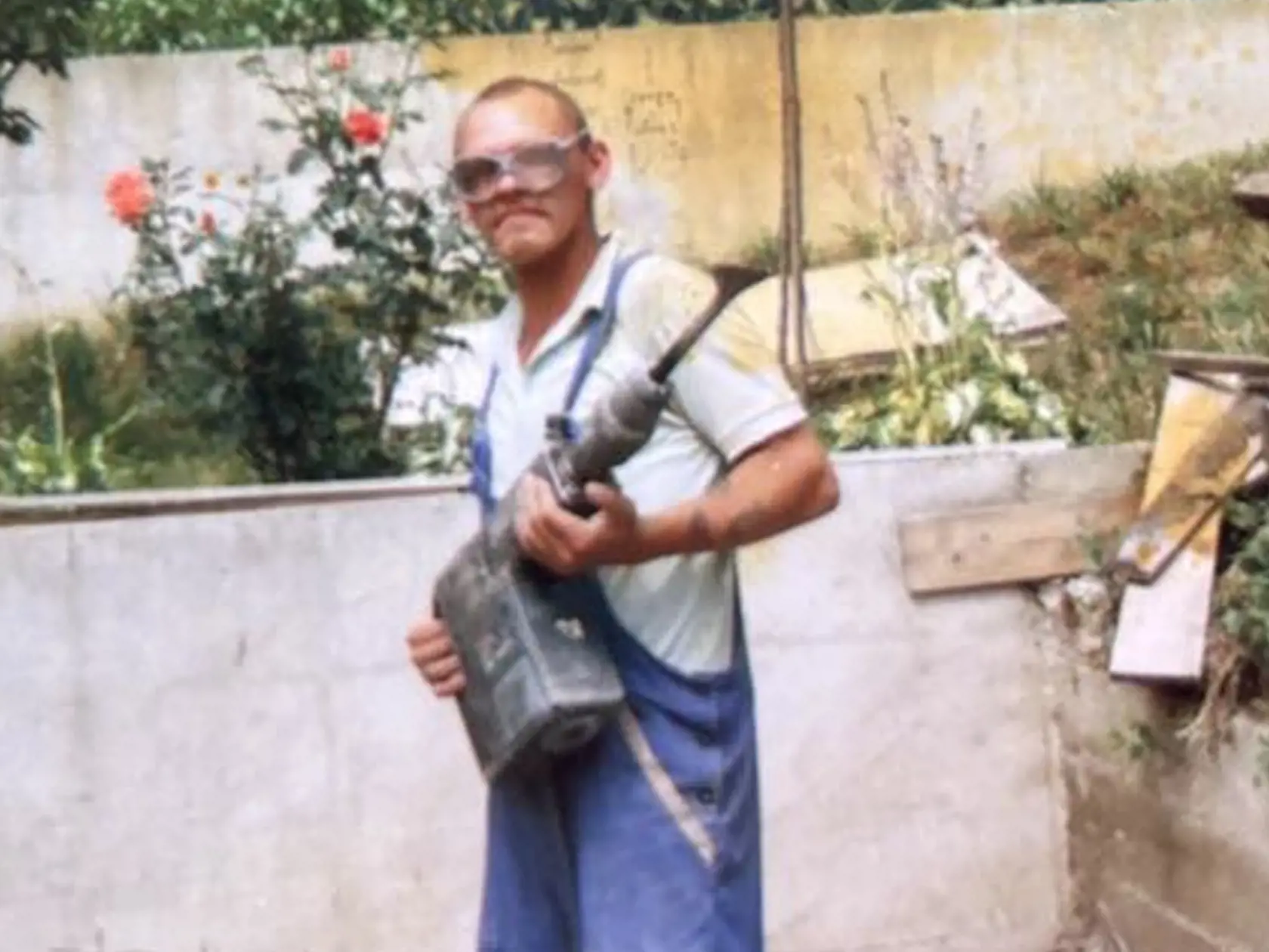 Hoci dlho pri žiadnej práci nevydržal, bol šikovný.