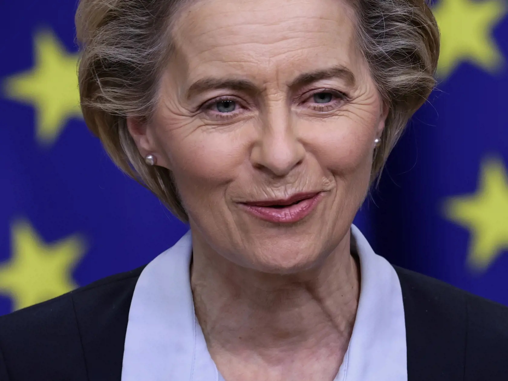 KK25 Brusel - Na snímke predsedníčka Európskej komisie (EK) Ursula von der Leyenová počas vyhlásenia 16. novembra 2020 v Bruseli. Európska únia chystá podpis zmluvy s nemeckou farmaceutickou spoločnosťou CureVac na dodávky ďalšej potenciálnej vakcíny proti ochoreniu COVID-19. Uviedla to v pondelok predsedníčka Európskej komisie (EK) Ursula von der Leyenová. Šéfka exekutívy EÚ vo vyhlásení pre médiá ďalej konštatovala, že len niekoľko dní po podpise dohody so spoločnosťami BioNTech a Pfizer o nák