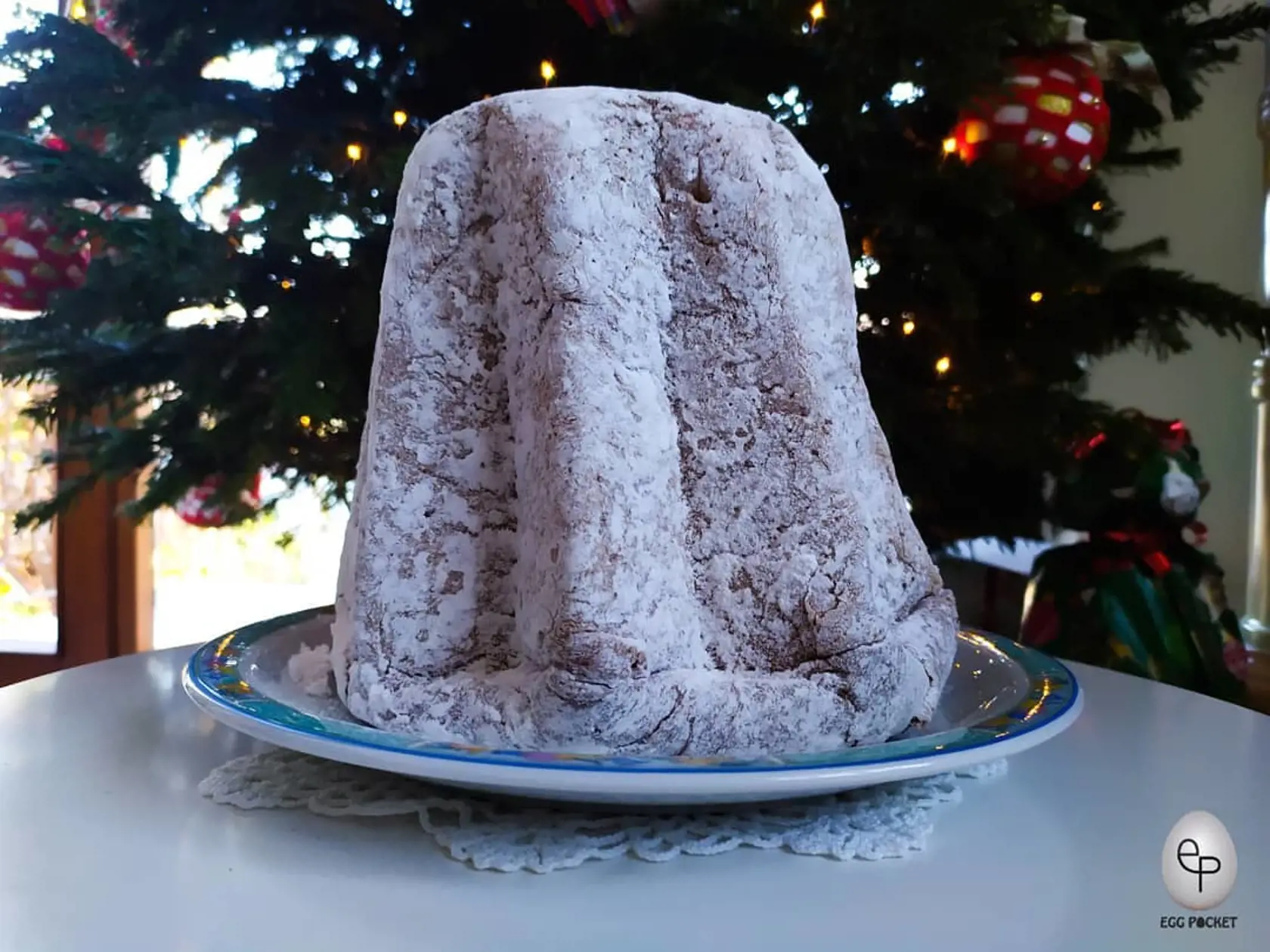 Zvláštny koláč na zábere sa volá Pandoro, čo je tradičný vianočný koláč v Taliansku. U nás sa pečie niečo úplne iné.