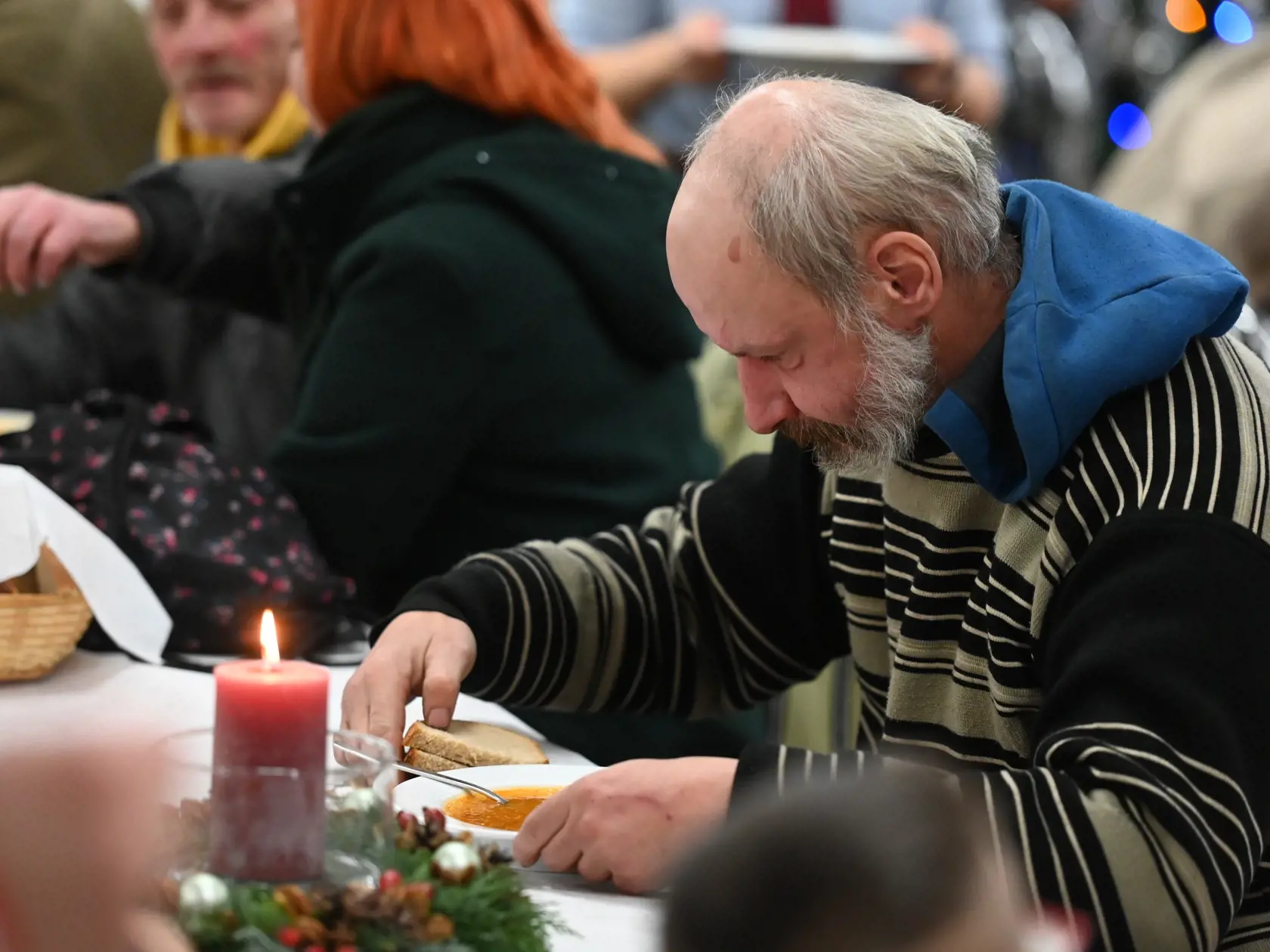 Snímka z podujatia Štedrá večera pre osamelých a ľudí bez domova v Trnave. (archívne foto)