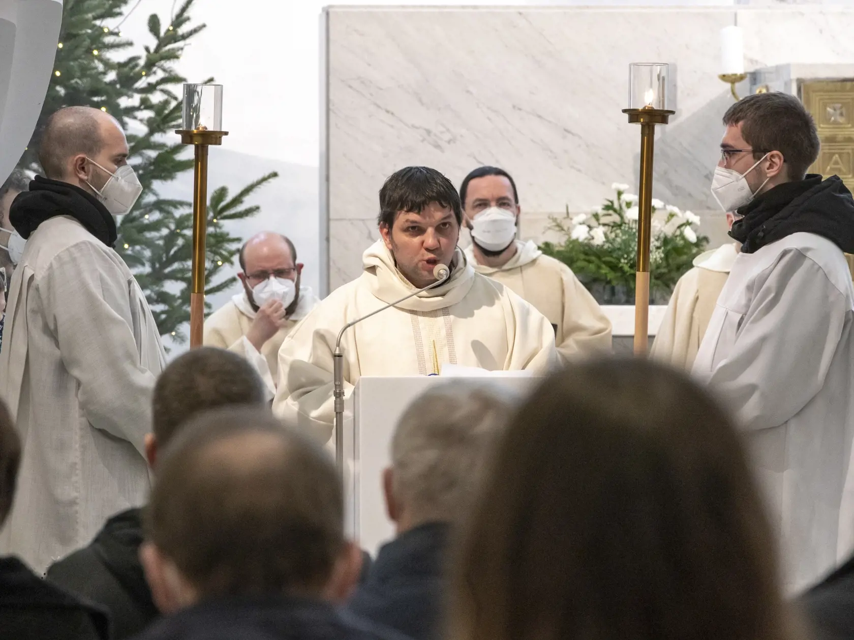 Polnočná svätá omša na Vianoce vo farskom  kostole Panny Márie Snežnej v Bratislave. (archívne foto)