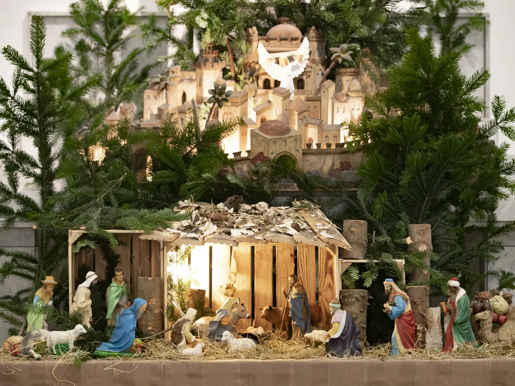 V kostoloch je súčasťou výzdoby aj kulisa betlehémskej mašťaľky, v ktorej sa narodil Ježiško.