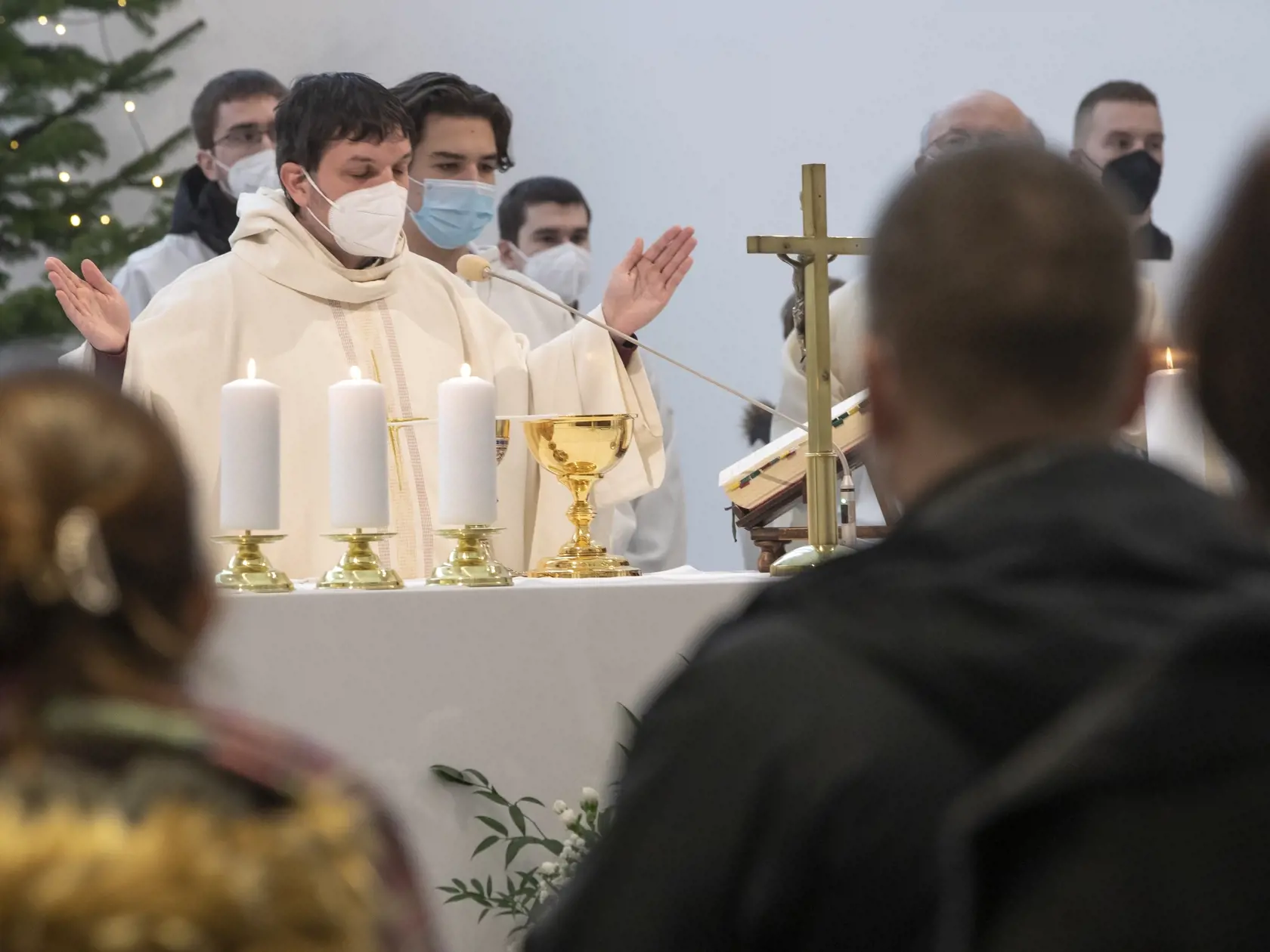 Celé rodiny sa vyberú spoločne osláviť narodenie Božieho dieťaťa na polnočnú omšu. (archívne foto)