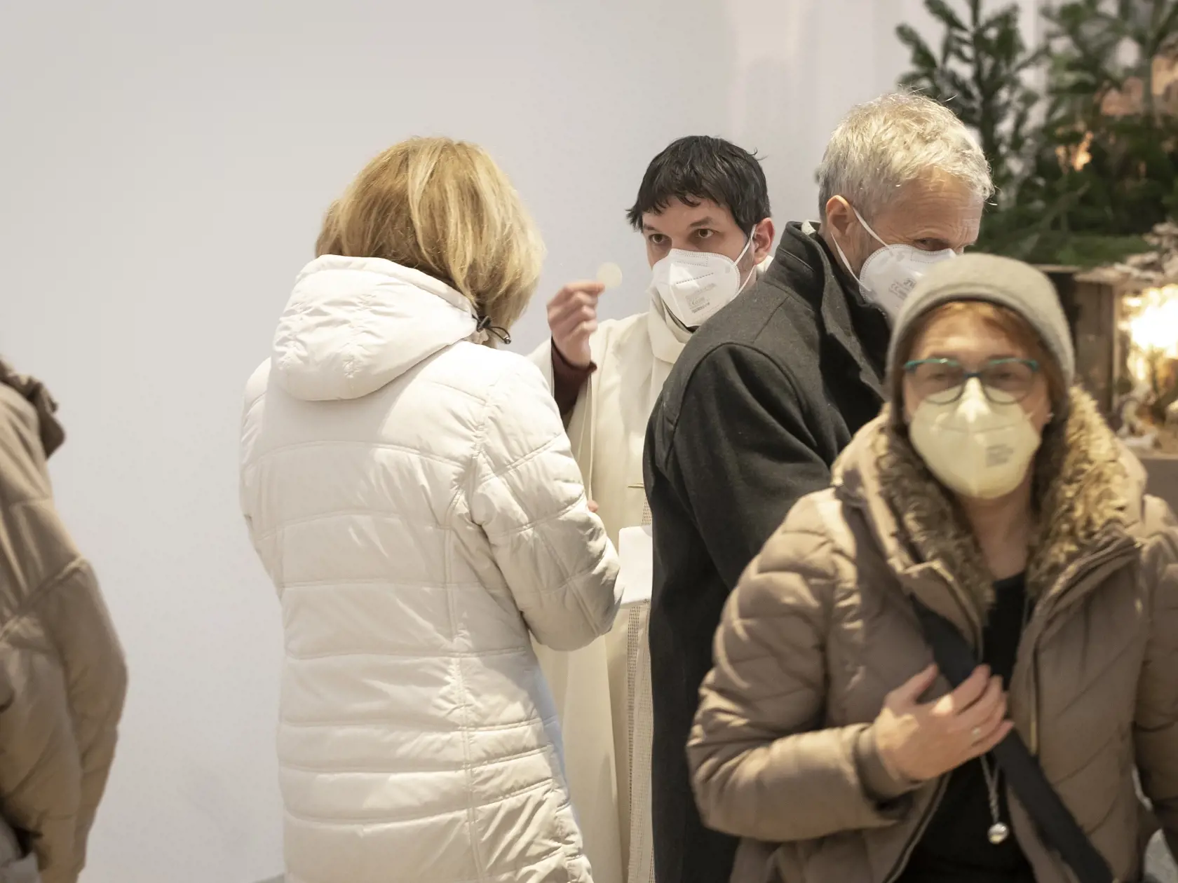 Rozdávanie prijímania počas polnočnej omše. (archívne foto)