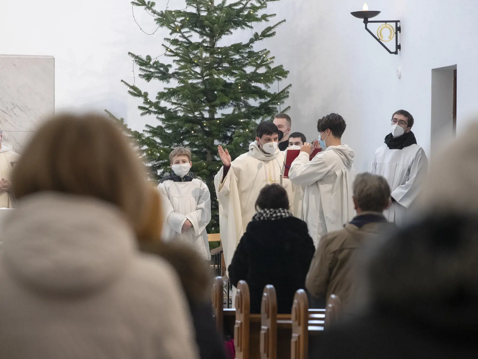 Polnočná omša. Vianoce vo farskom  kostole Panny Márie Snežnej v Bratislave. (archívne foto)