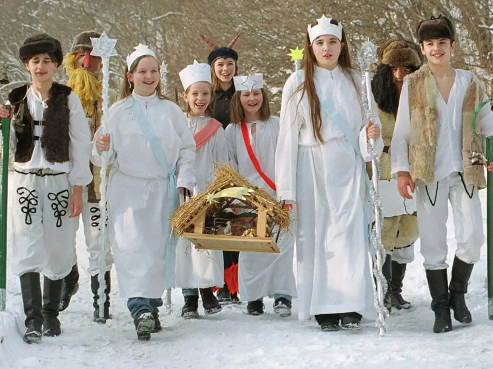 Na Gemeri na Nový rok chodia koledníci, ktorí vinšujú gazdom a gazdinám veľa šťastia a zdravia. Za to ich domáci odmenia peniazmi, ale aj sladkosťami či inou výslužkou. (archívne foto)