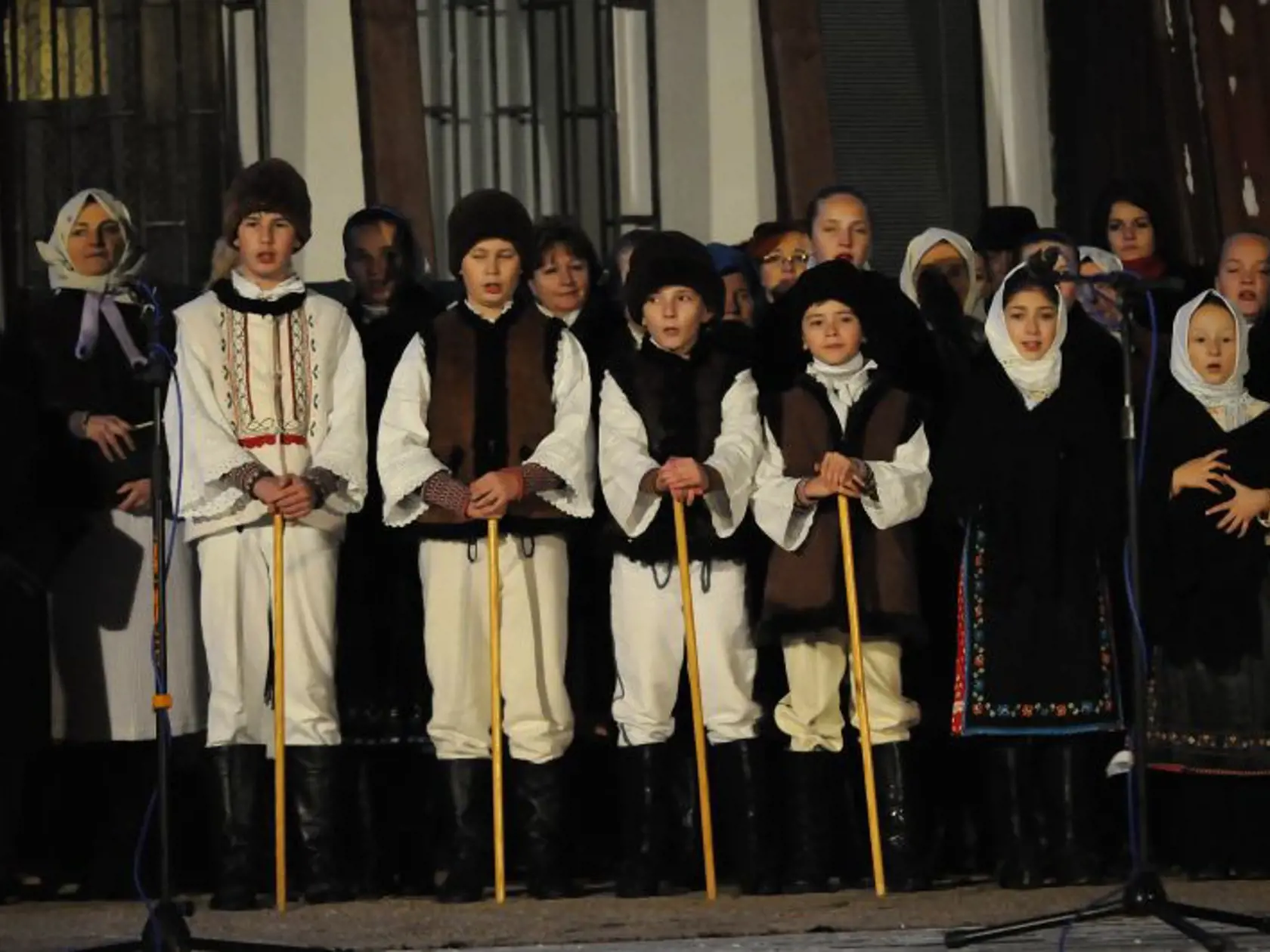 Koledníci z detského folklórneho súboru Štrbianček spievajú koledy počas akcie s názvom Otváranie dverí Vianoc podtatranských v Štrbe. (archívne foto)