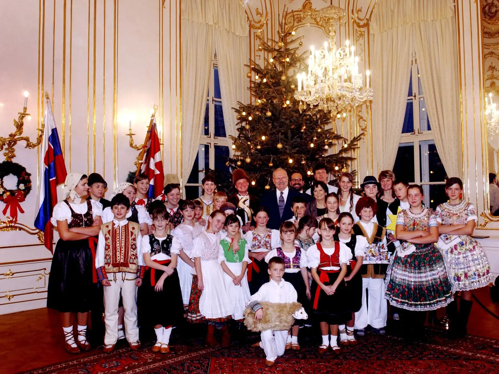 Tradične koledníci zavítajú každý rok aj do prezidentského paláca. Záber pochádza z čias kedy bol prezidentom Ivan Gašparovič. (archívne foto)