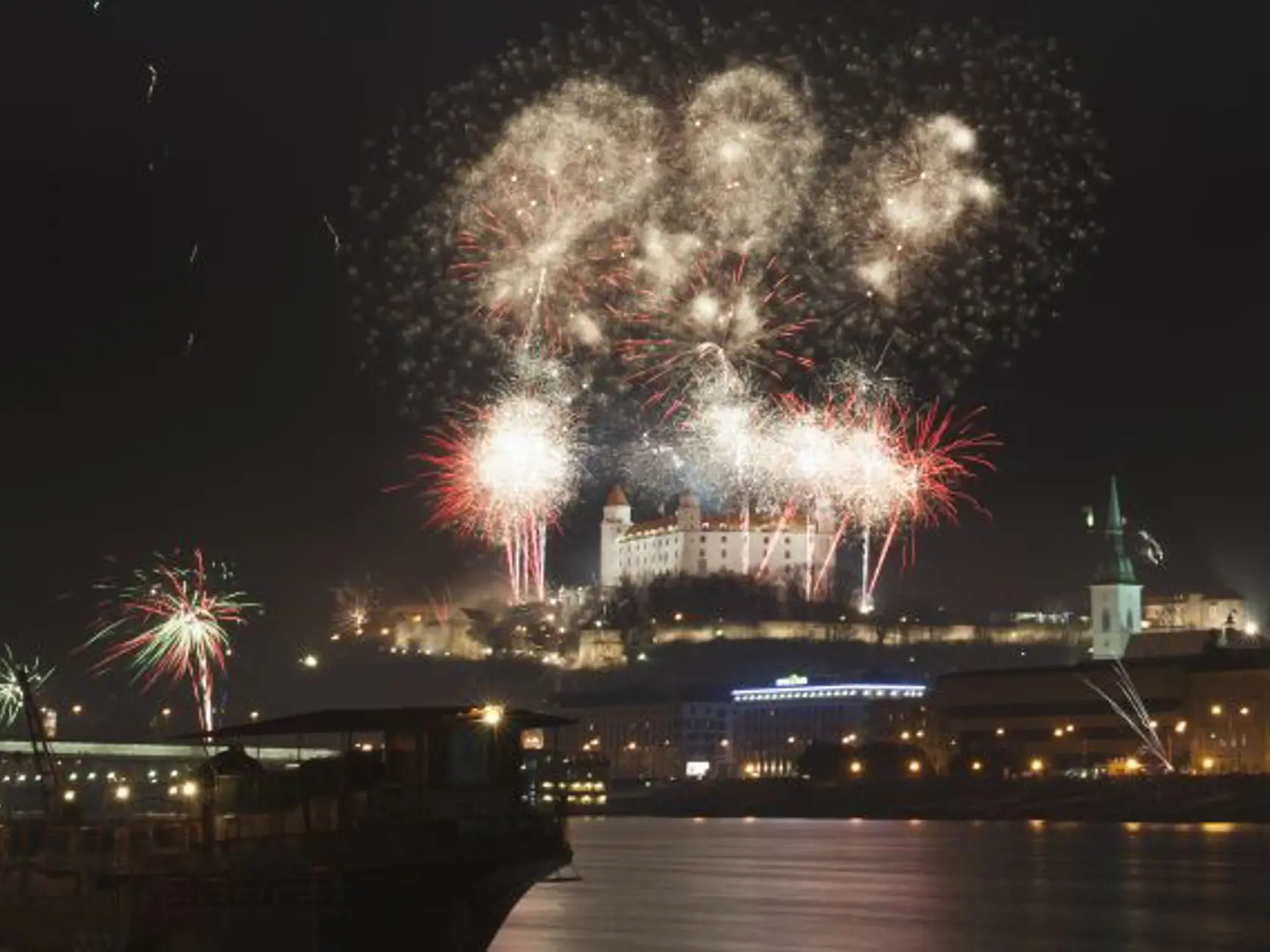 Na snímke novoročný ohňostroj nad Bratislavským hradom.(archívne foto)