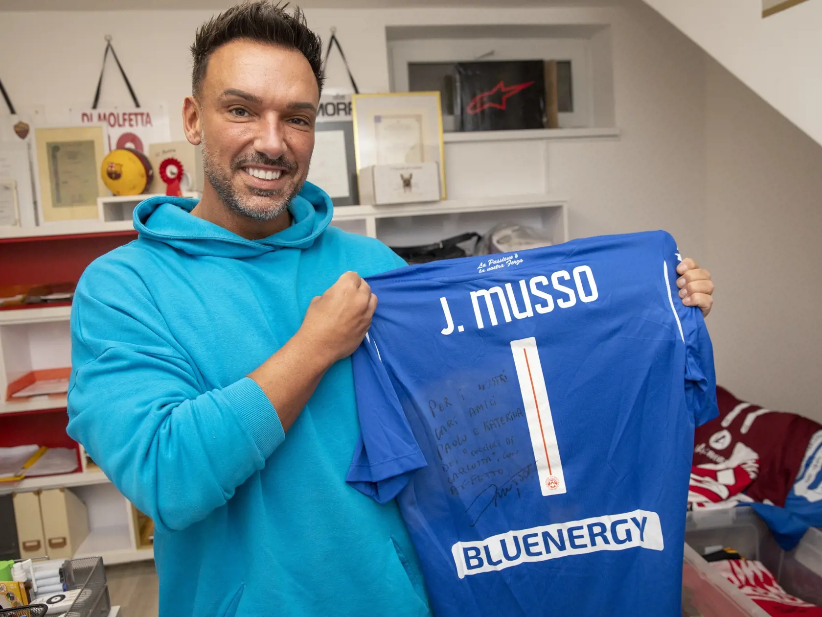 Paolo Pecoraro predal svoje buldočky už mnohým známym tváram. Dresy futbalistov, ktorí majú od neho psíkov, zdobia jeho kanceláriu.