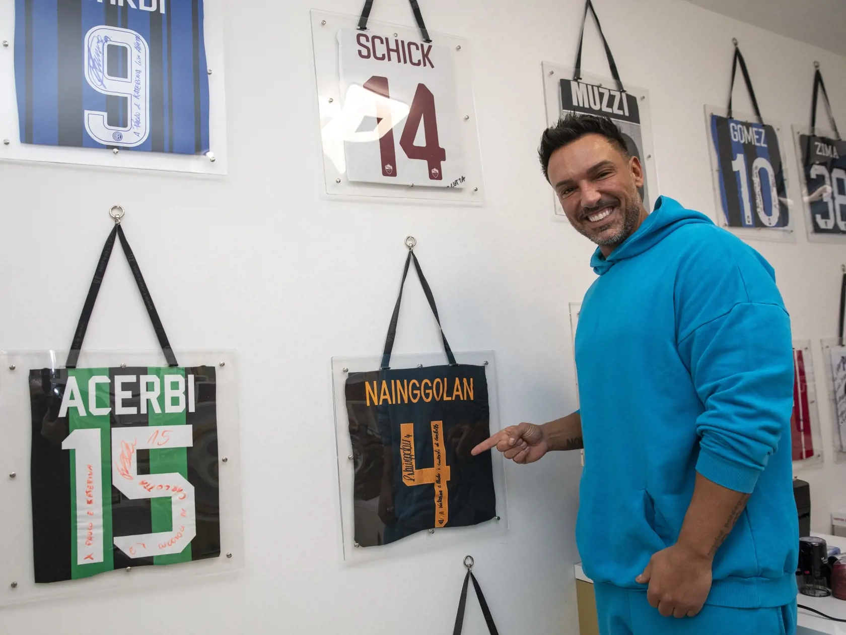 Paolo Pecoraro predal svoje buldočky už mnohým známym tváram. Dresy futbalistov, ktorí majú od neho psíkov, zdobia jeho kanceláriu.