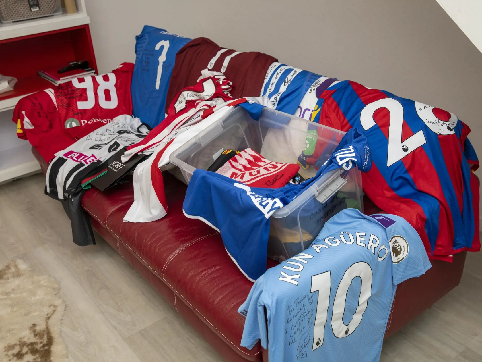 Paolo Pecoraro predal svoje buldočky už mnohým známym futbalistom. Ich dresy opatruje ako poklad.