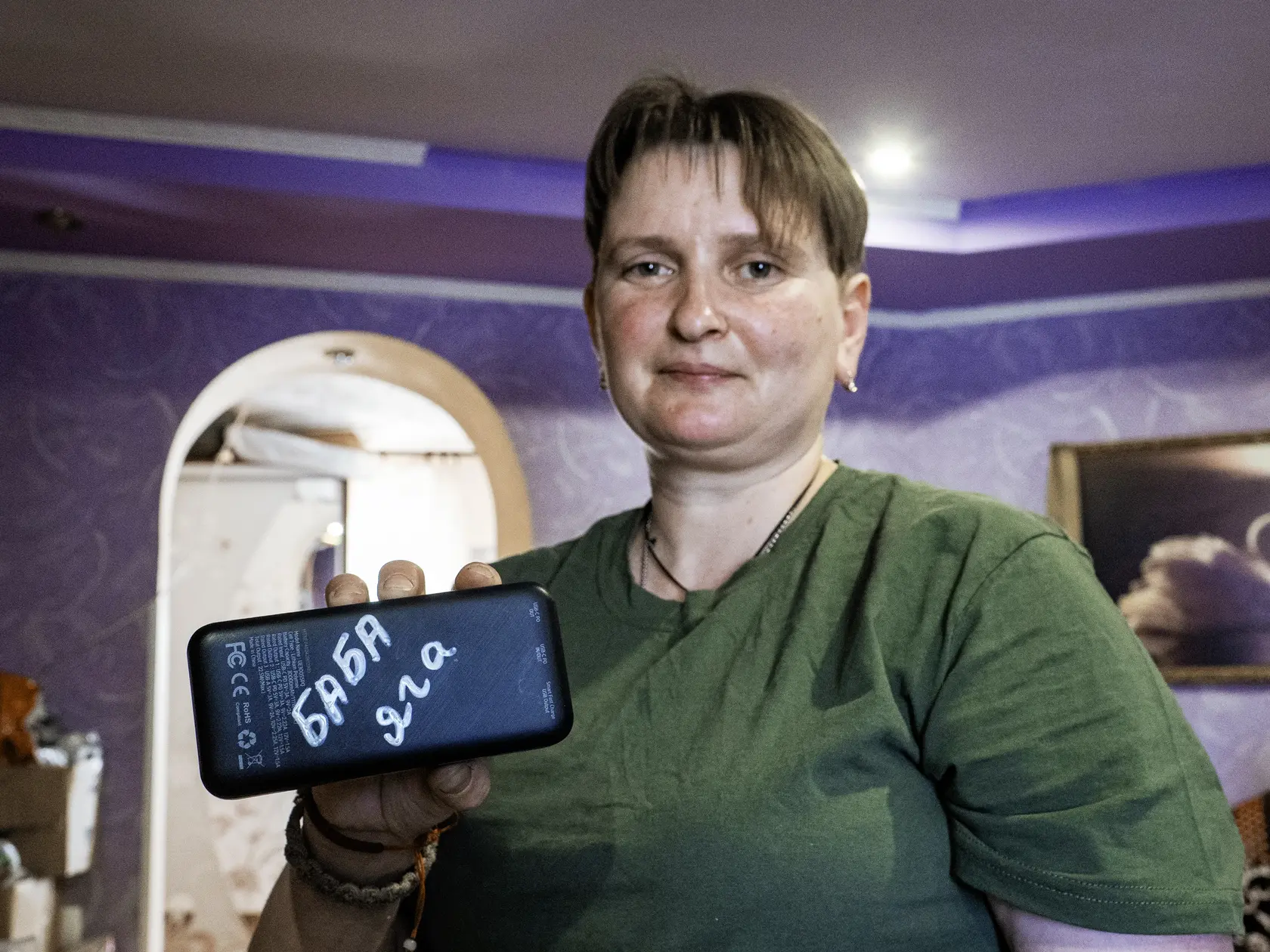 Podpis. Baba Jaga nezhadzuje len jedlo a vodu, ale všetko, čo vojaci v zákopoch potrebujú. Powerbanky si podpisuje, aby jej ich po návrate z pozícií priniesli naspäť. Nabije ich a posiela znova.