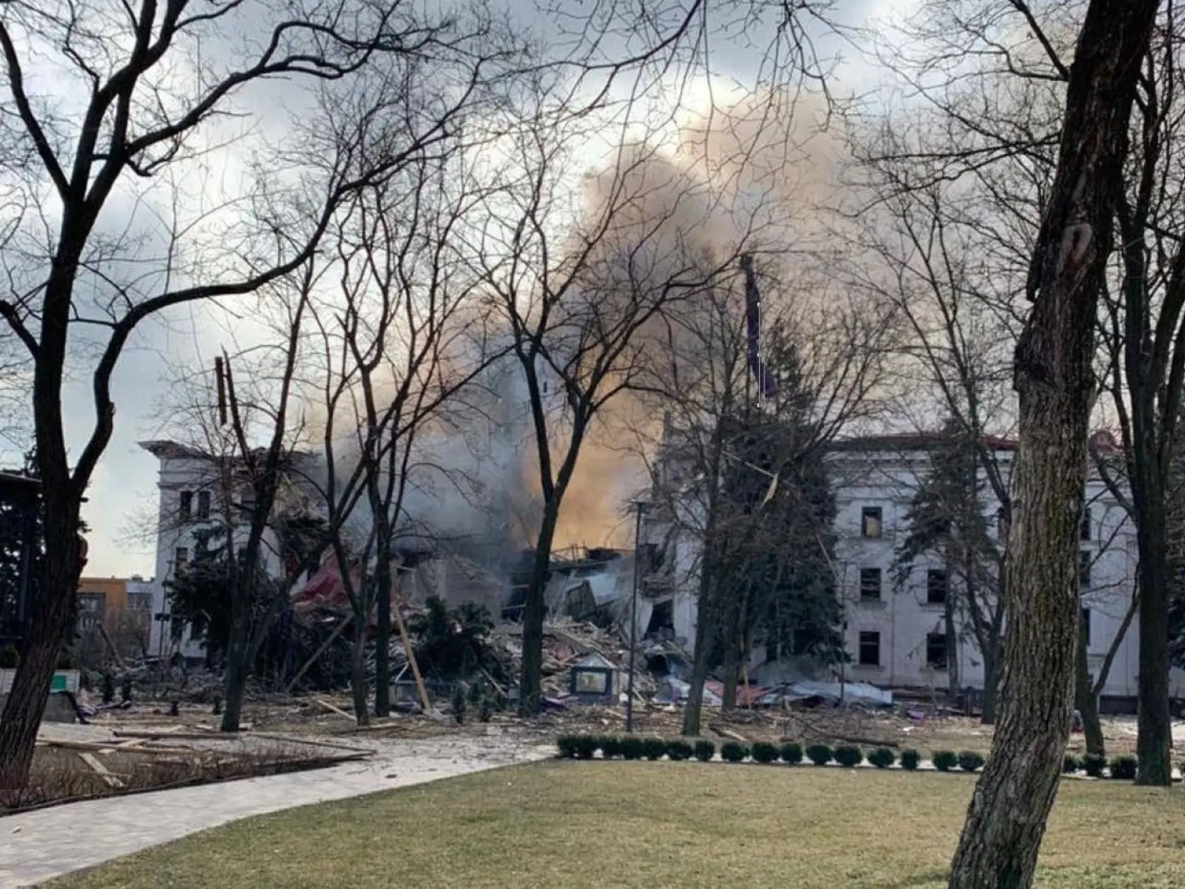 Satelitné snímky americkej spoločnosti Maxar Technologies zhotovené pred pár dňami zachytili z výšky jasne čitateľný nápis "DETI", ktorý bol vyrytý do zeme vedľa oboch strán budovy.
      Starosta Mariupolu Vadym Bojčenko označil útok za "strašnú tragédiu". "Jediné slovo, ktoré by opísalo, čo sa dnes stalo, je genocída, genocída nášho národa, nášho ukrajinského ľudu," povedal. Zároveň však vyjadril vieru v to, že "raz príde deň", keď sa Mariupol pozviecha a "povstane z ruín".