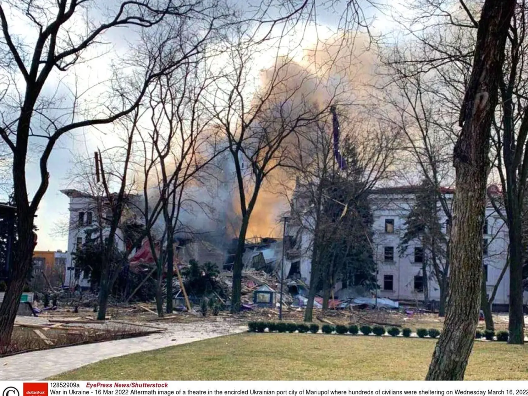 V divadle v meste Mariupol, ktoré podľa Ukrajiny v stredu zbombardovali ruské sily, sa ukrývalo viac ako tisíc ľudí.