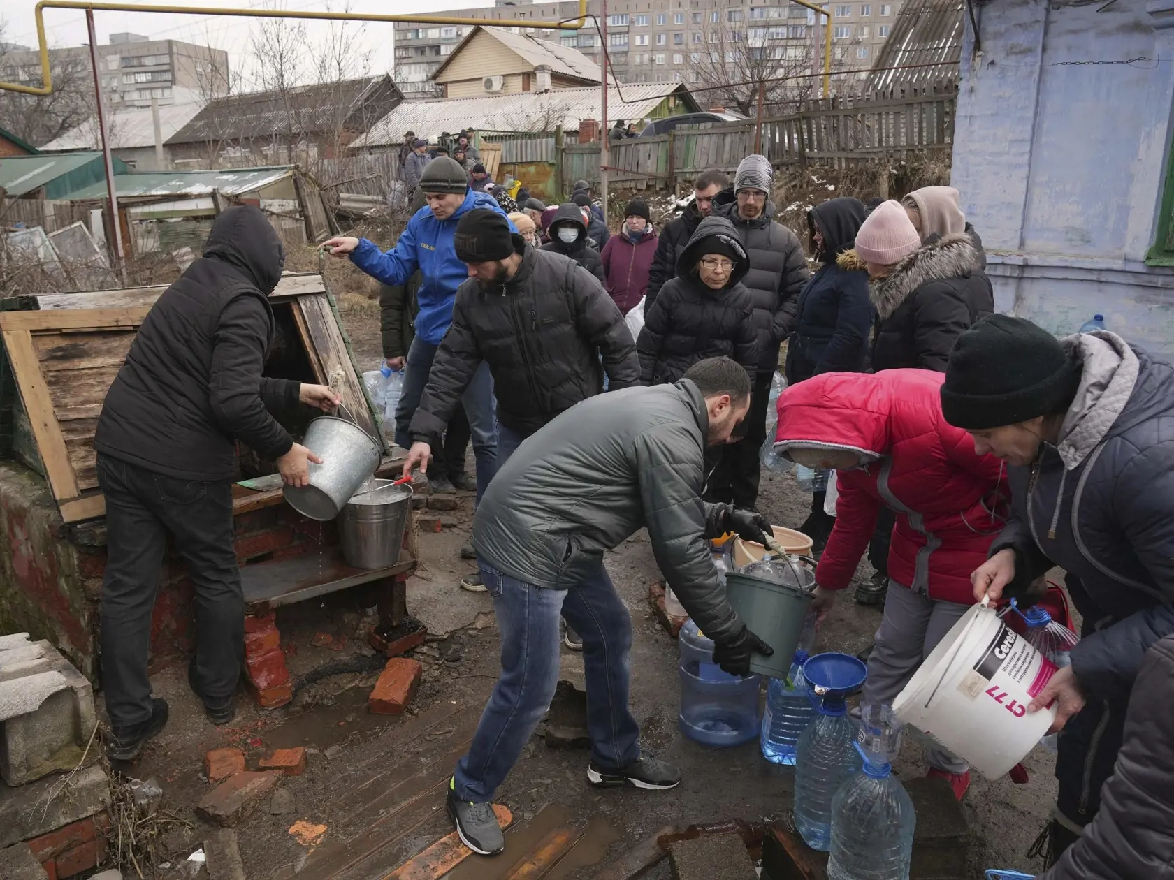KK60 Mariupol - Na snímke ľudia čakajú na vodu v Mariupole počas štrnásteho dňa ruskej invázie na Ukrajine v stredu 9. marca 2022. Ruská armáda pri stredajšom ostreľovaní ukrajinského mesta Mariupol zasiahla a zničila detskú nemocnicu a pôrodnicu, tvrdia miestni činitelia aj ukrajinský prezident Volodymyr Zelenskyj. TASR túto informáciu prevzala zo stanice Sky News. FOTO TASR/AP