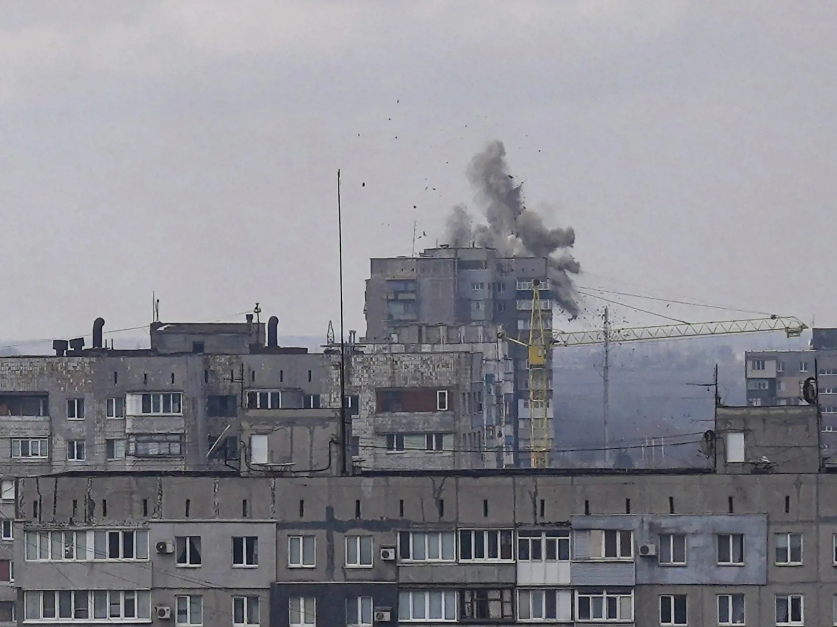 KK54 Mariupol - Na snímke výbuchy počas ostreľovania v pätnásty deň ruskej invázie na Ukrajine vo štvrtok 10. marca 2022. FOTO TASR/AP
