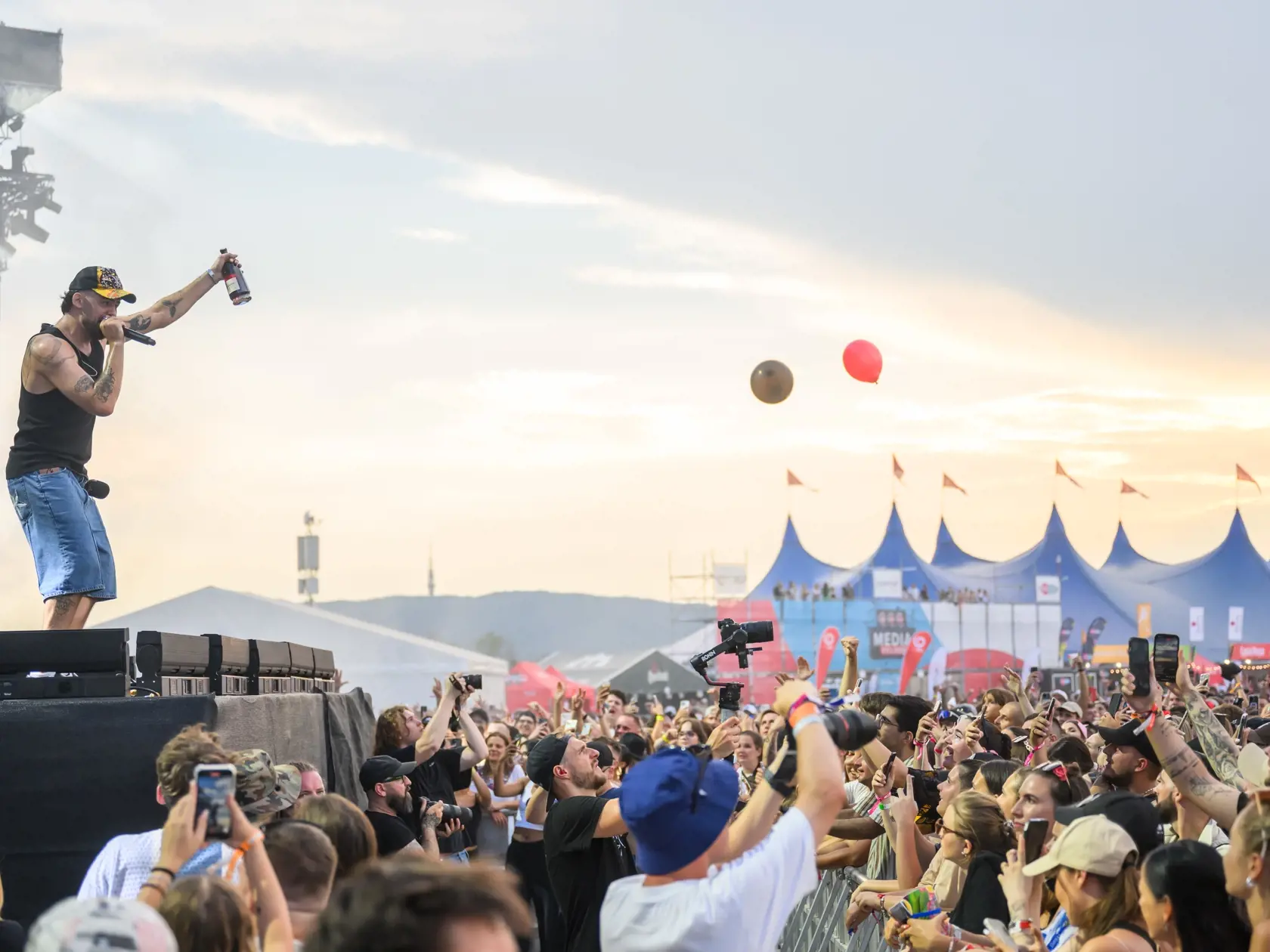 Lovestream festival, najväčšie hudobné podujatie tohto leta, sa začína v piatok popoludní v Bratislave. Na letisku v bratislavských Vajnoroch sa počas troch dní od 16. do 18. augusta predstavia viaceré osobnosti európskej a svetovej hudobnej scény. Brány festivalu sa pre všetkých fanúšikov otvorili v piatok 16. augusta o 12.00 h a zatvoria sa v pondelok 19. augusta o 12.00 h. Na snímke reper Calin počas prvého dňa 3. ročníka Lovestream festivalu na Starom Vajnorskom letisku v Bratislave.