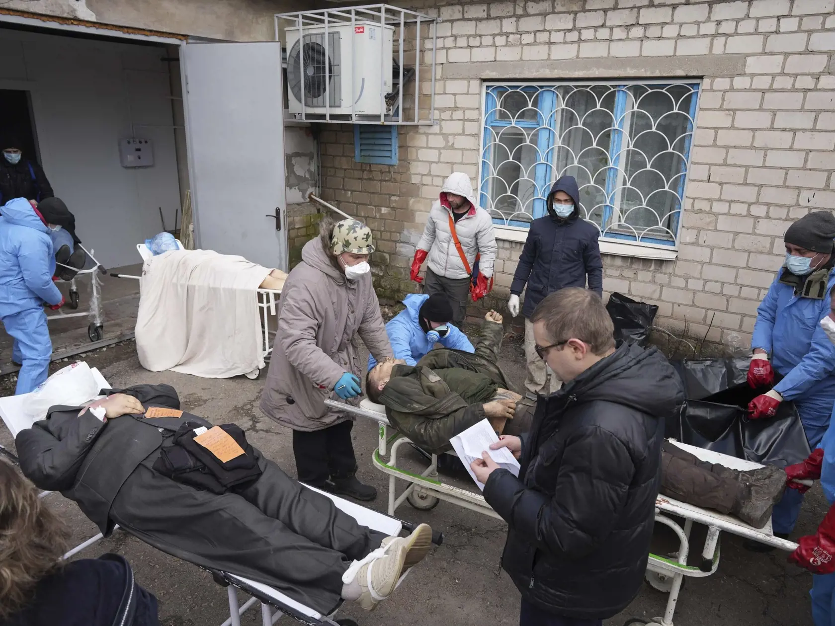 WA 20 Mariupol - Telá obetí, ktoré budú dávať do vriec a ukladať do masového hrobu  v Mariupole počas štrnásteho dňa ruskej invázie na Ukrajine v stredu 9. marca 2022. FOTO TASR/AP