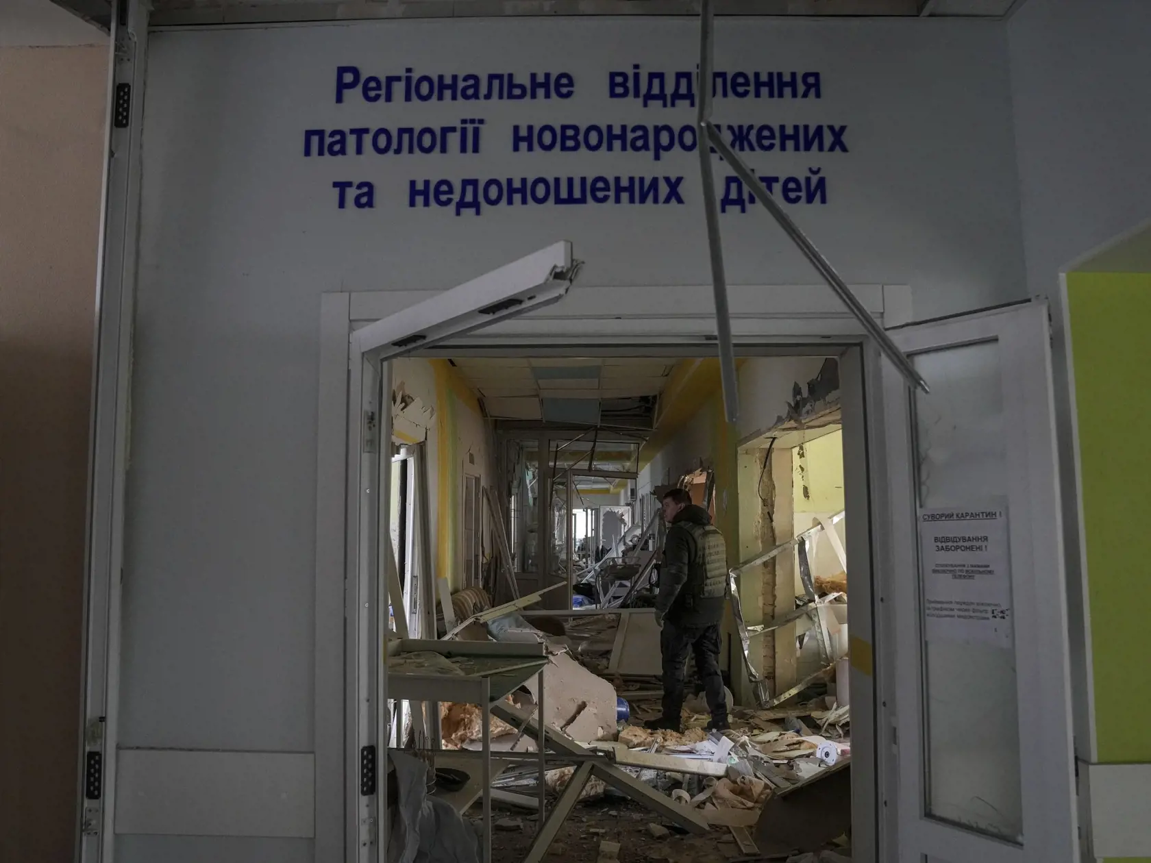KK45 Mariupol - Na snímke dobrovoľník pracuje v zničenej budove pôrodnice po ostreľovaní v Mariupole počas štrnásteho dňa ruskej invázie na Ukrajine v stredu 9. marca 2022.