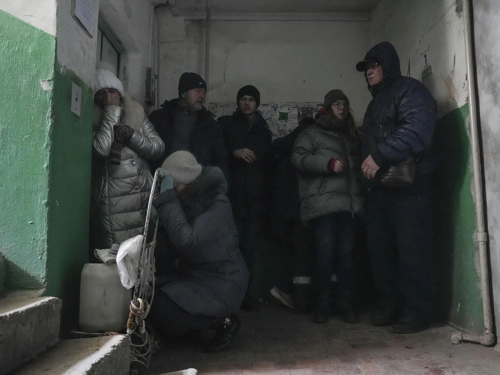 KK42 Mariupol - Ľudia sa ukrývajú pred ostreľovaním vo vnútri obytnej budovy v prístavnom meste Mariupol na juhovýchode Ukrajiny počas 18. dňa ruskej invázie na Ukrajine v nedeľu 13. marca 2022.