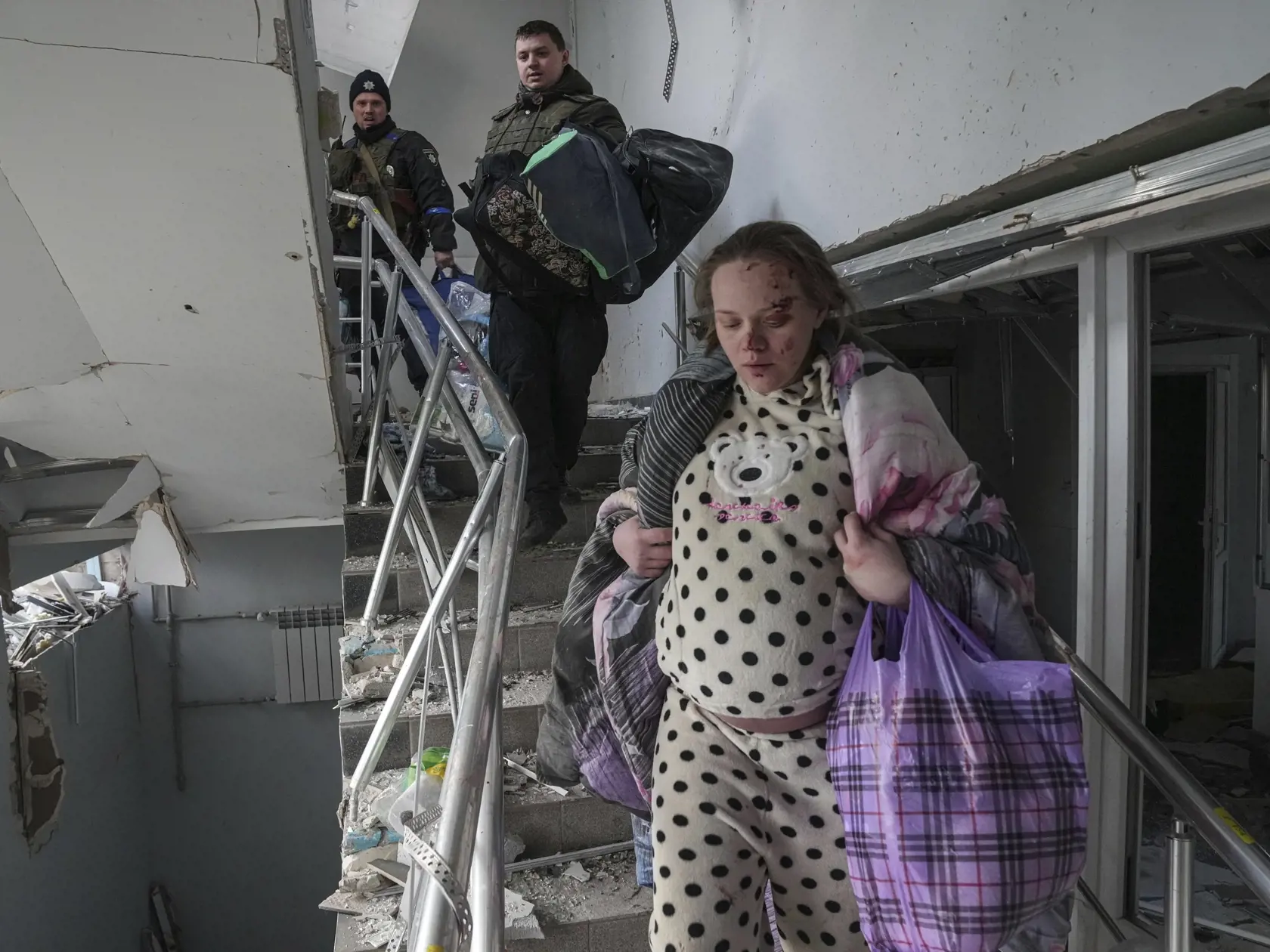 KK44 Mariupol - Na snímke zranená tehotná žena kráča po schodoch v zničenej budove pôrodnice po ostreľovaní v Mariupole počas štrnásteho dňa ruskej invázie na Ukrajine v stredu 9. marca 2022. Ruská armáda pri stredajšom ostreľovaní ukrajinského mesta Mariupol zasiahla a zničila detskú nemocnicu a pôrodnicu, tvrdia miestni činitelia aj ukrajinský prezident Volodymyr Zelenskyj. TASR túto informáciu prevzala zo stanice Sky News. FOTO TASR/AP