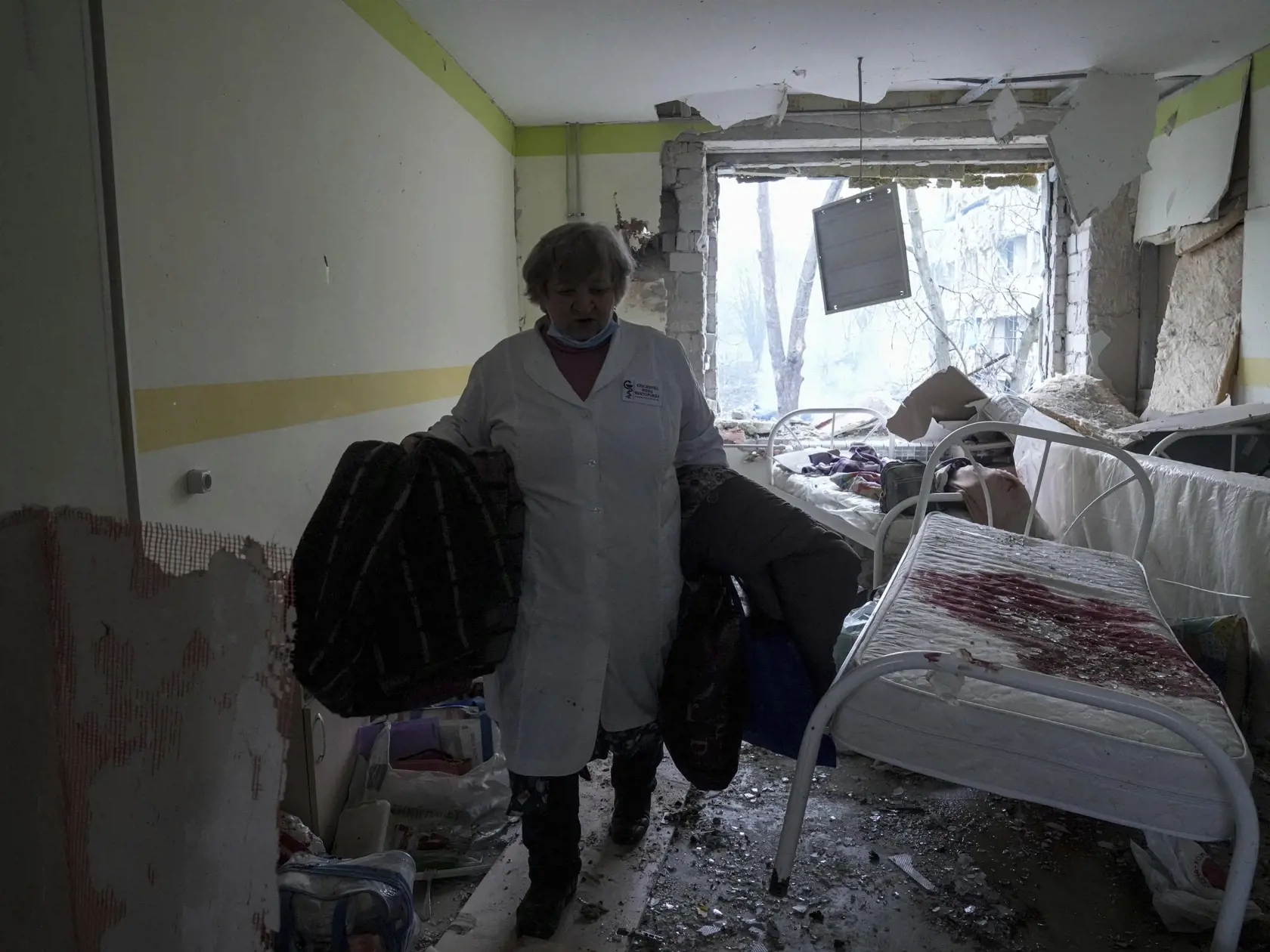 KK43 Mariupol - Na snímke zdravotníčka kráča v zničenej budove pôrodnice po ostreľovaní v Mariupole počas štrnásteho dňa ruskej invázie na Ukrajine v stredu 9. marca 2022.