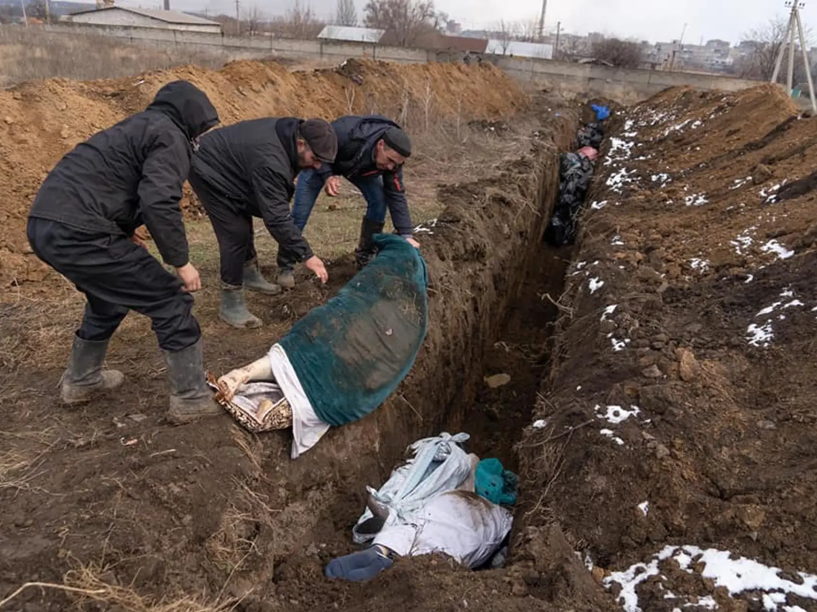 Vykopávanie masových hrobov v Mariupole. V meste zahynulo podľa starostu už asi 1300 civilistov, ktorých už nemajú kam pochovávať.