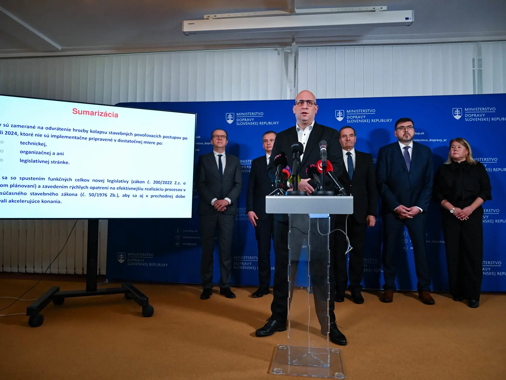 Na snímke zľava prezident Únie miest Slovenska (ÚMS) Richard Rybníček, starosta mestskej časti Bratislava - Ružinov Martin Chren, minister dopravy SR Jozef Ráž ml., prezident Zväzu stavebných podnikateľov Slovenska (ZSPS) Pavol Kováčik, predseda Združenia miest a obcí Slovenska (ZMOS) Jozef Božík, viceprimátorka mesta Bratislava Lenka Antalová Plavuchová počas tlačovej konferencie Ministerstva dopravy SR na tému Zmeny v stavebnom zákone, 18. januára 2024 v Bratislave. FOTO TASR - Pavol Zachar