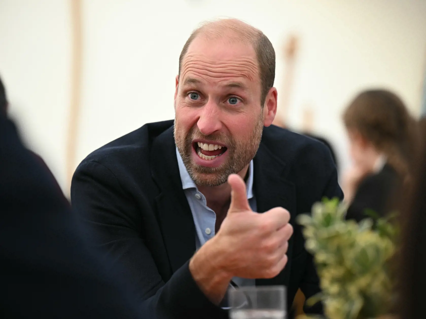 Princovia ale napokon tieto ponuky údajne „inteligentne odmietli“. Kráľovský autor Christopher Andersen pre istý portál odhalil, že Diddy si dal záležať na tom, aby Williama a Harryho pozval na svoje večierky. "Ale tieto pozvania boli múdro odmietnuté a po tom, čo sa William a Kate zasnúbili, Diddy dostal upovedomenie a prestal ich pozývať úplne," objasnil.
