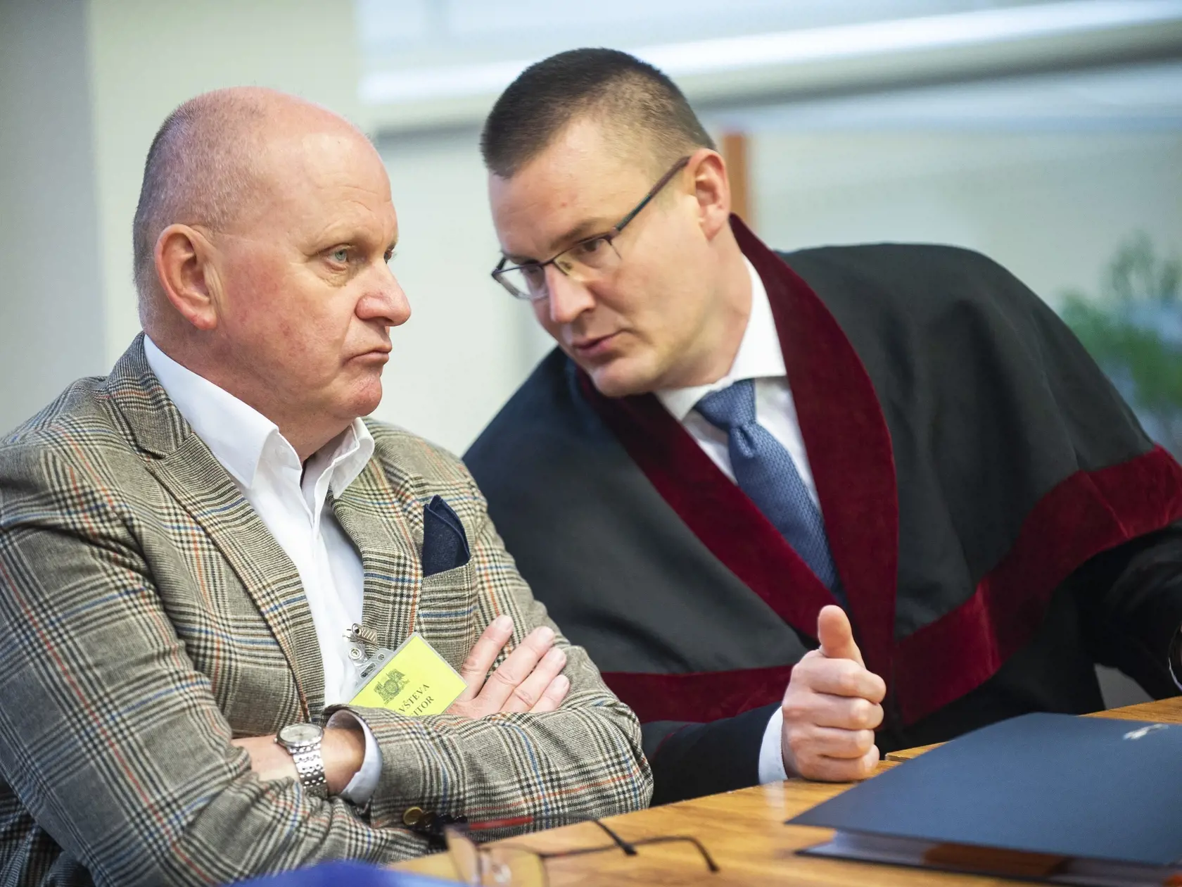 Na snímke zľava právny zástupca poškodenej Sylvie Klaus-Volzovej Roman Kvasnica a prokurátor Michal Šúrek počas pojednávania v kauze objednávky vraždy Sylvie Klaus-Volzovej na súde 4. mája 2023 v Bratislave. FOTO TASR - Jakub Kotian
