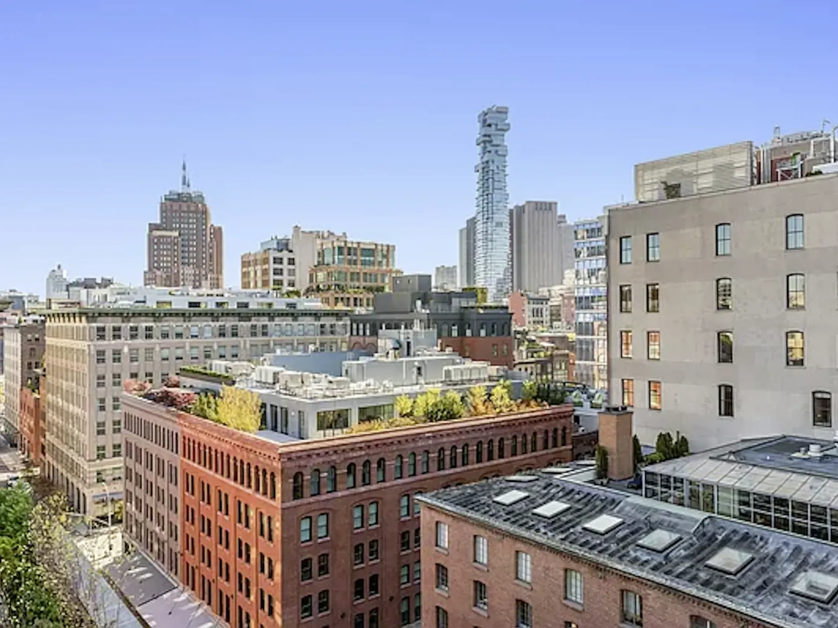 Gáboríkovci majú aj nehnuteľnosť v New Yorku, ktorá je prešpikovaná bytmi svetových prominentov. Bývalý hokejista kúpil v tomto meste penthouse za 4,2 milióna dolárov vo štvrti Tribeca, teda priamo v centre mesta na Manhattane, kde vlastnia nehnuteľnosti viaceré slávne mená zo sveta šoubiznisu.