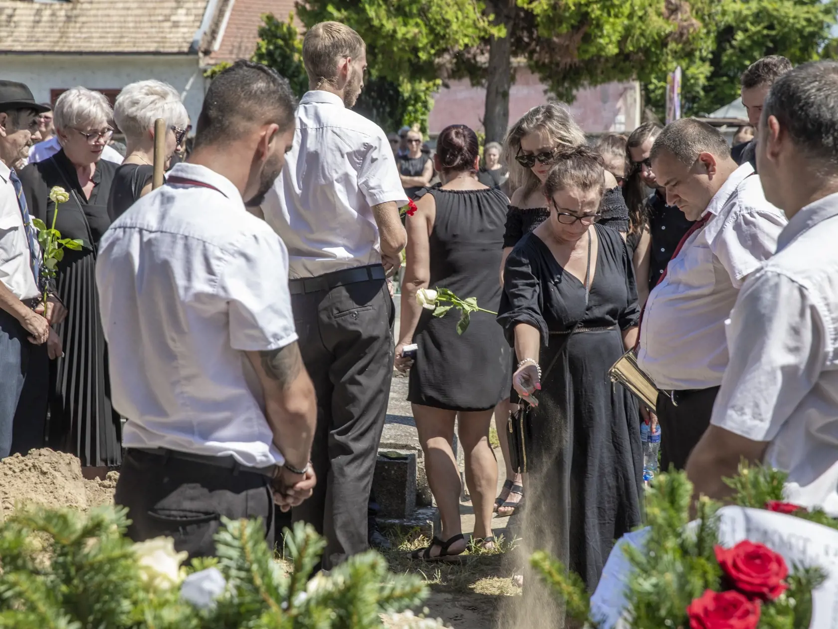 Na snímke je pohreb mladej ženy v Štúrove. Hádzanárke Cyntii, ktorú našli zabalenú v igelite, dnes povedali posledné zbohom.
