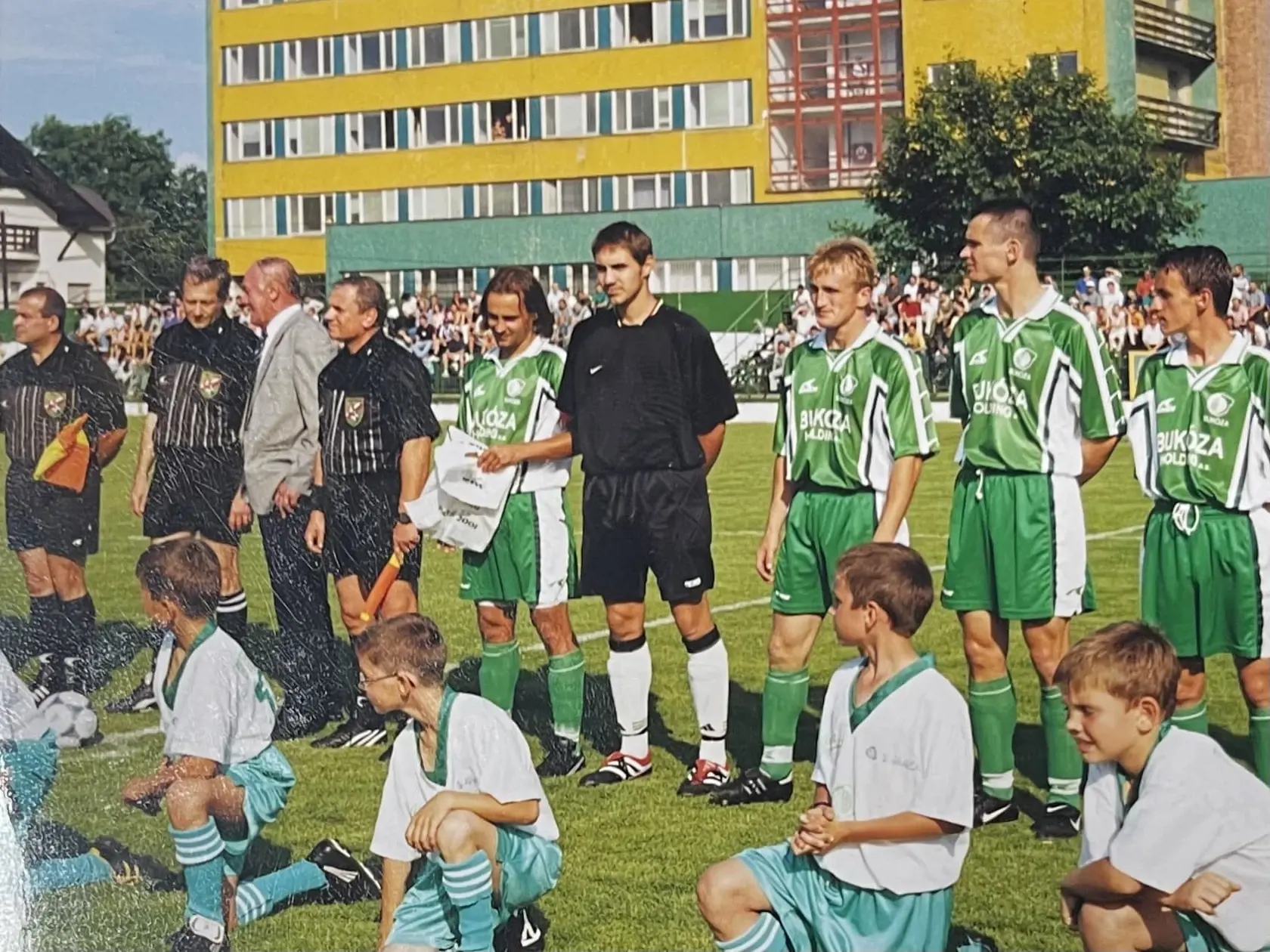 György Gyimesi sa aktívne venoval futbalu. Dianie na ihrisku pozoroval z futbalovej bránky. Na zábere v čiernom brankárskom drese.