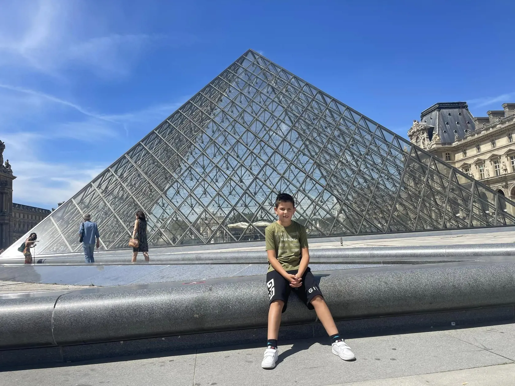 Leto v Paríži. Pri sklenenej pyramíde, ktorá je súčasťou Louvre.