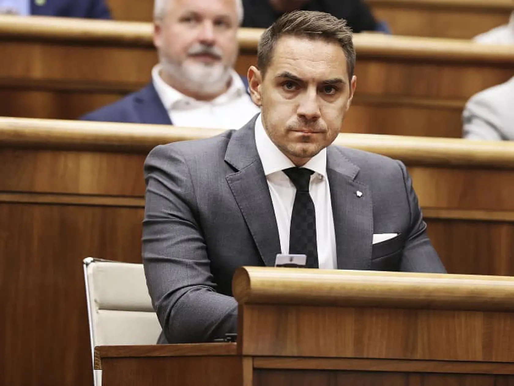 Pri pohľade na zamračeného Györgya Gyimesiho v parlamentnej lavici, by len málokto povedal, že pri svojom synovi sa mení na láskavého a tolerantného otca.