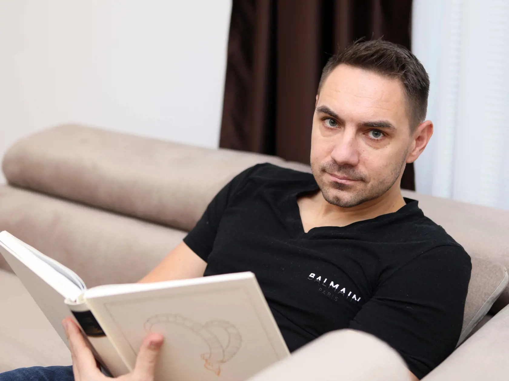 Poslanec nemá voľného času nazvyš, ale ak si ho nájde rád si niečo prečíta. Obľúbeným žánrom politika je literatúra faktu a poľovnícka beletria.