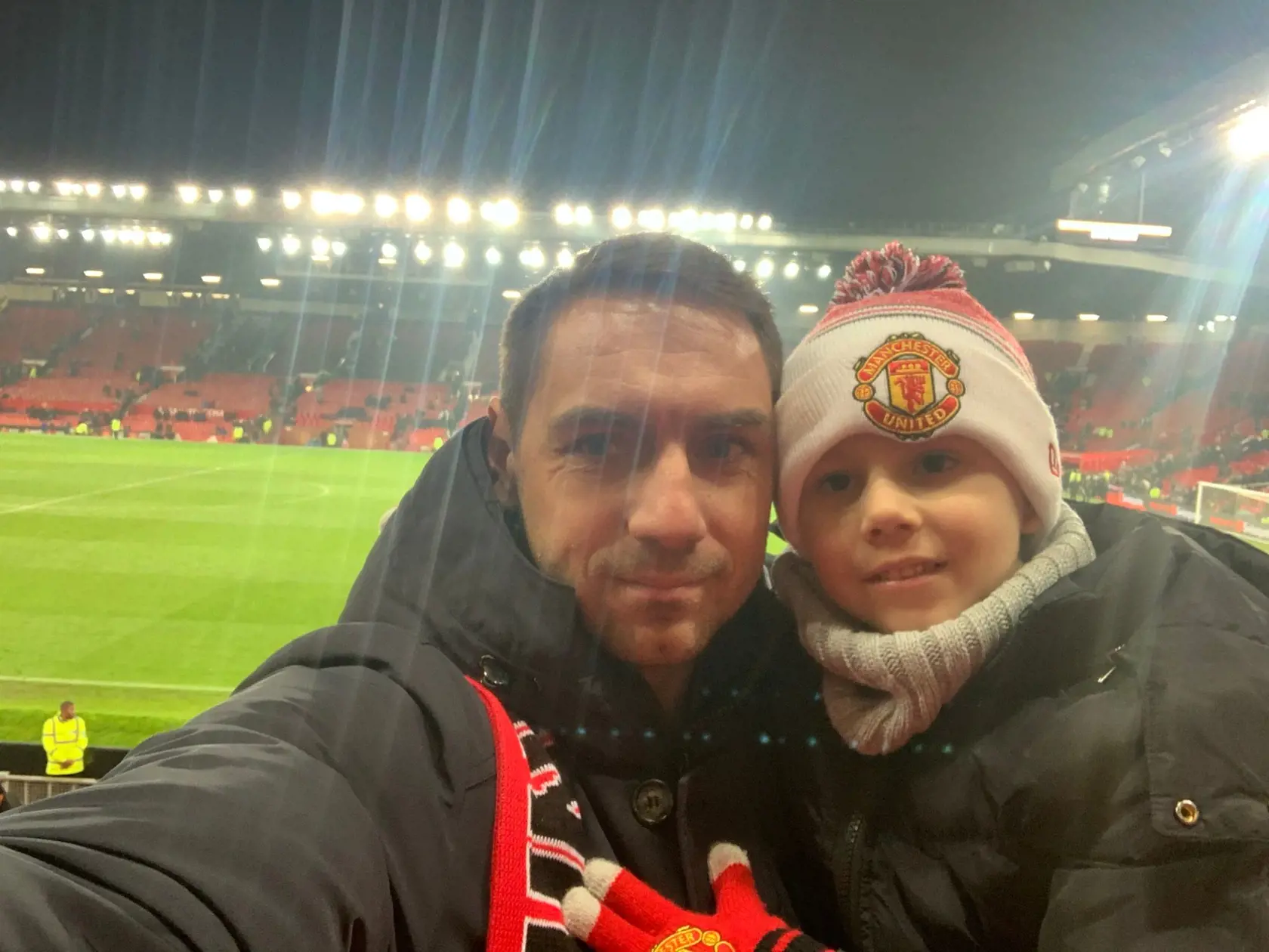 Od detstva fandí Manchesteru United a syn je tiež fanúšikom tohto klubu.