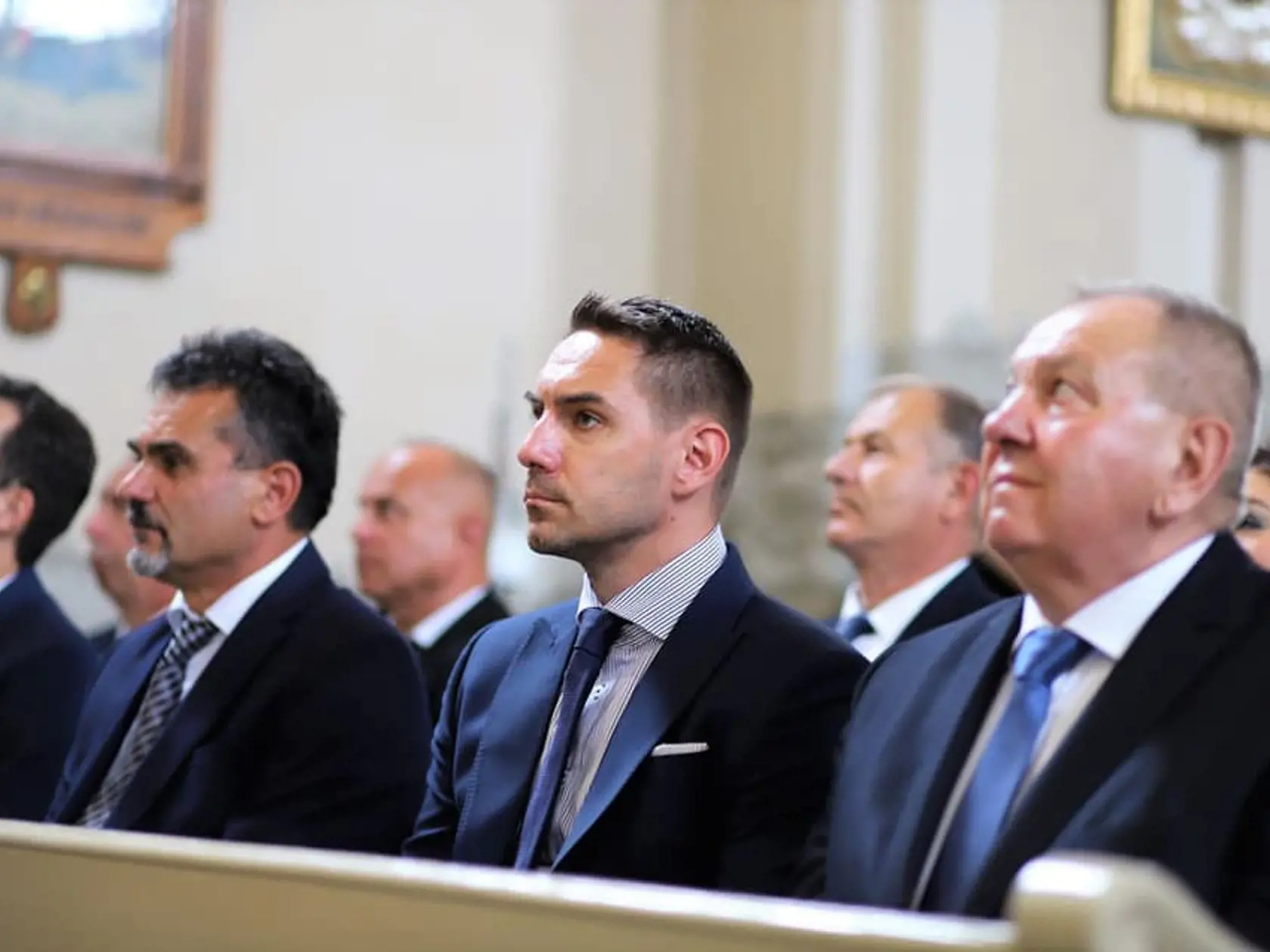 V kostole. Poslanec i jeho syn sa hlásia  k reformovanej cirkvi.