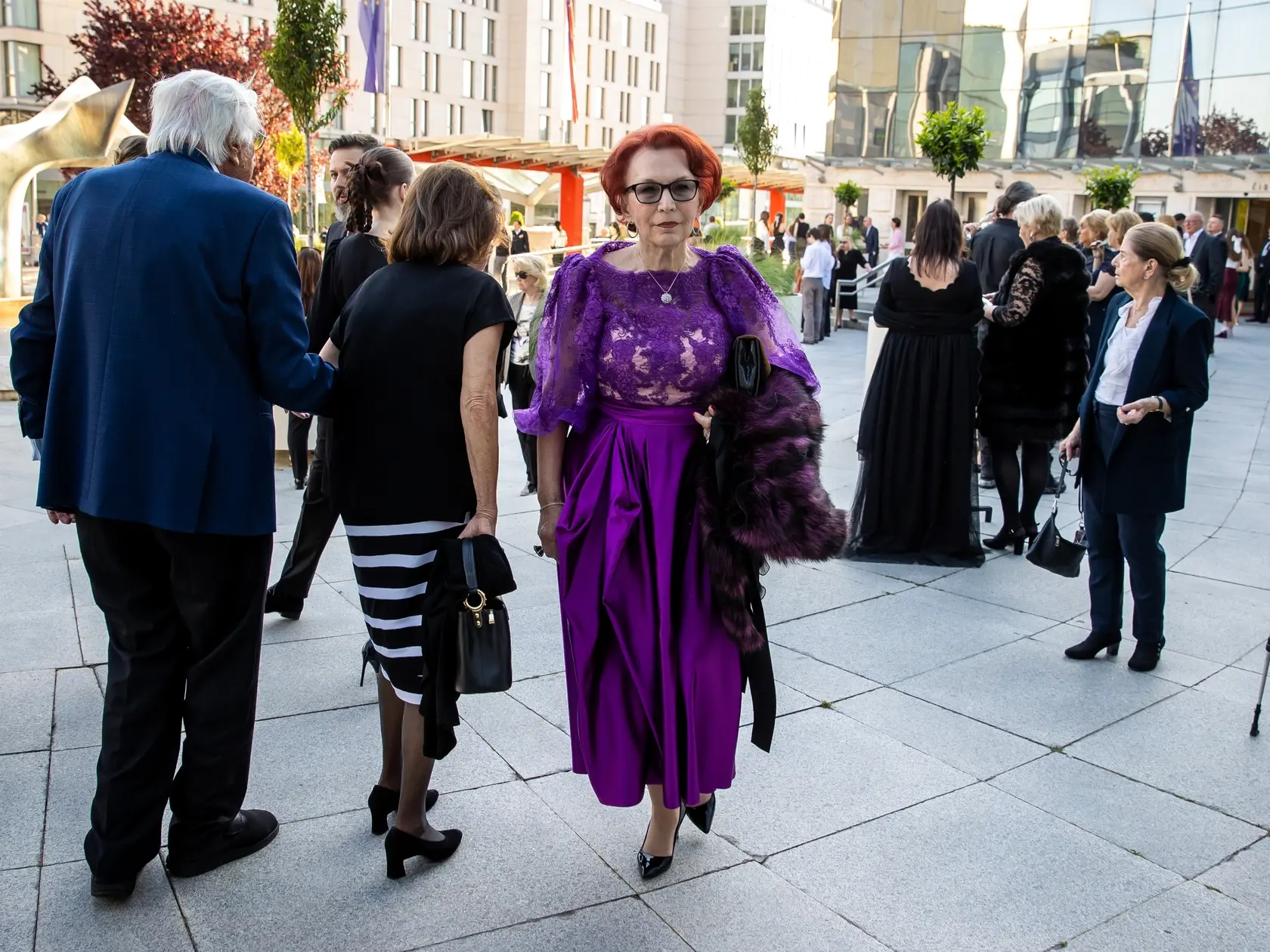 Na snímke príchod hostí na vystúpenie ruskej opernej speváčky Anny Netrebko v novej budove Slovenského národného divadla v Bratislave. 