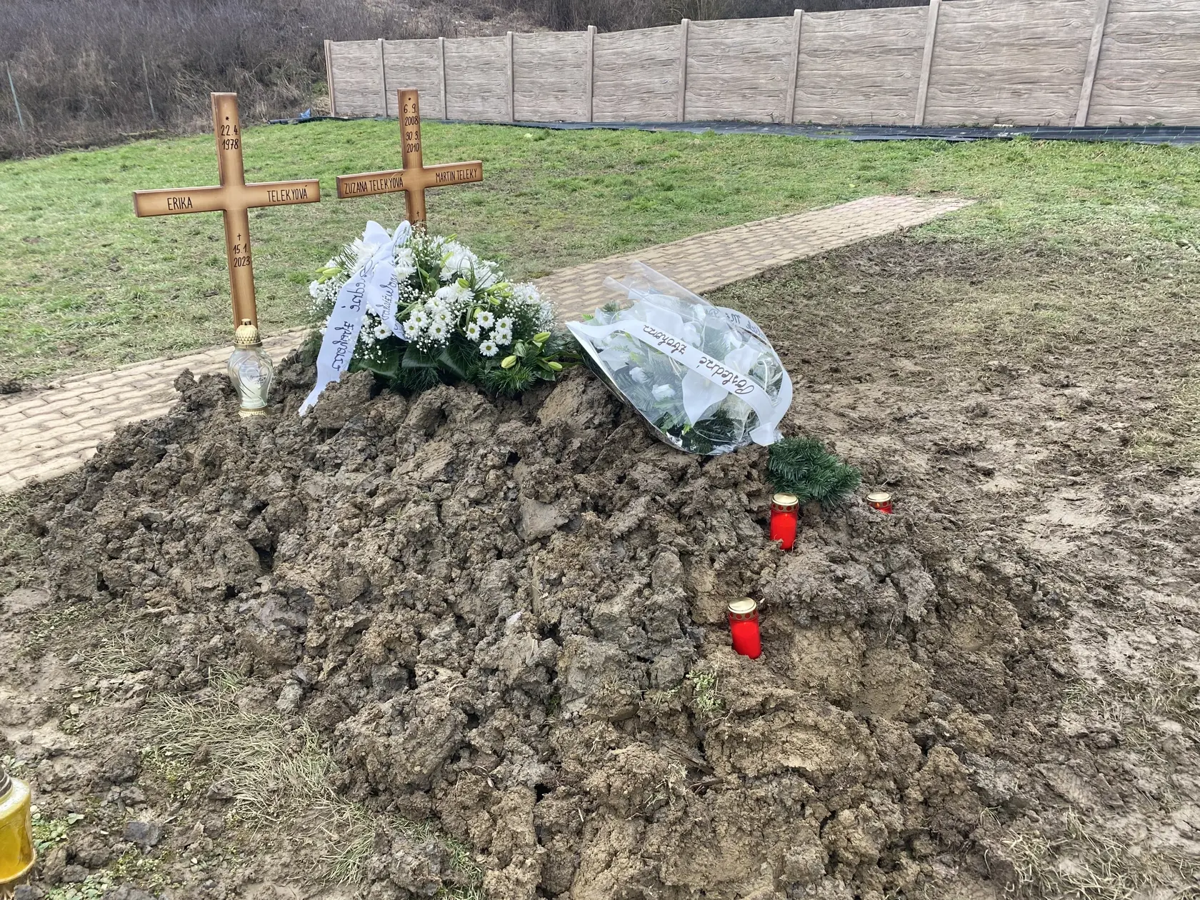 Hrob obetí michalovského masakra - Eriky (†44) a jej detí Zuzky (†14) a Martinka (†12), ktoré zavraždil otec rodiny Stanislav Teleky (†53) a potom zabil aj seba.Jeho pochovali v Michalovciach do hrobu jeho rodičov, ich v Ladomírovej, v bydlisku Erikiných rodičov.