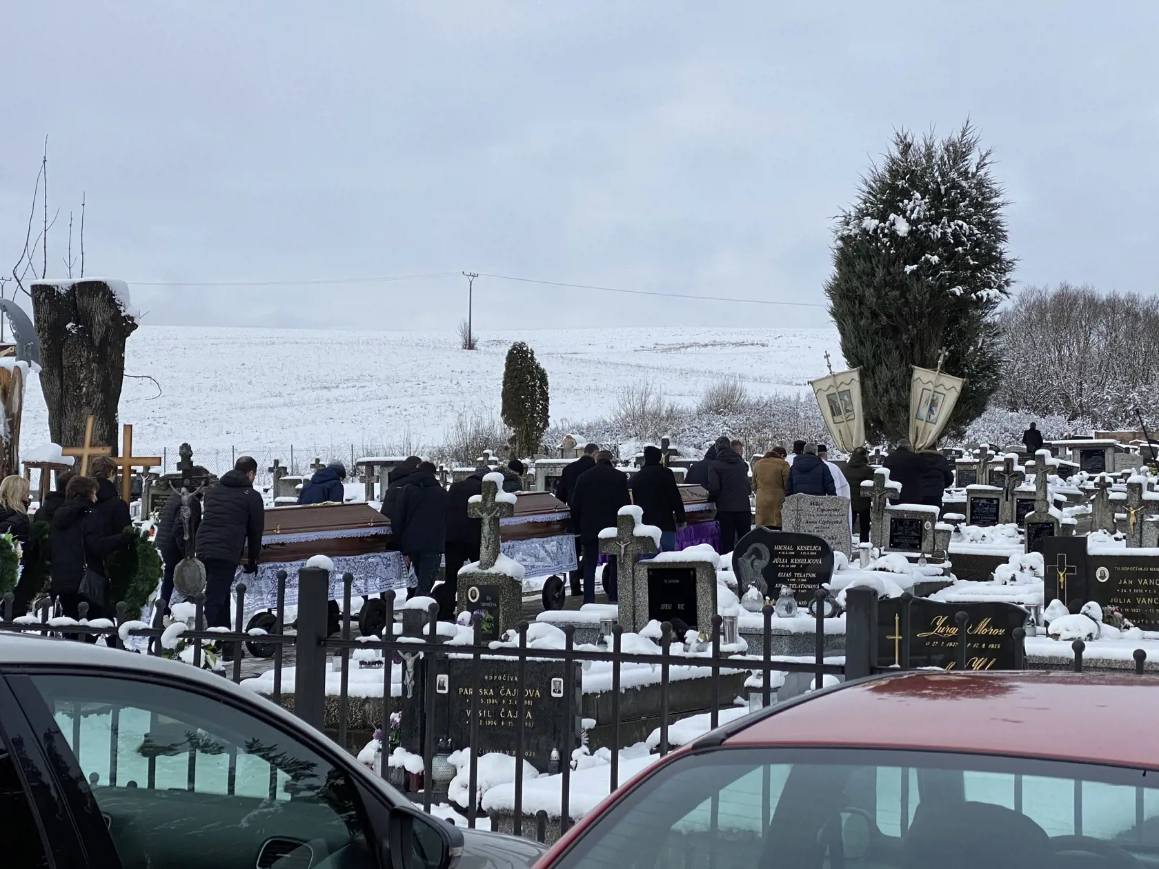Nebohí Erika a jej dve deti Zuzanka a Martinko našli večný odpočinok na cintoríne v Ladomírovej (okres Svidník).