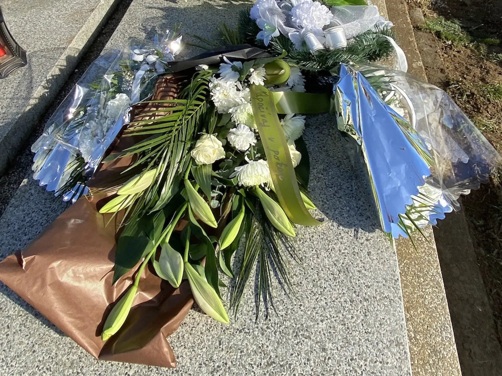Stanislav Teleky (†53) z Michaloviec, ktorý vyvraždil svoju rodinu a potom zbraňou ukončil svoj život, našiel večný odpočinok v hrobe jeho rodičov. Po pohrebe pribudli na pomníku štyri čerstvé kytice.